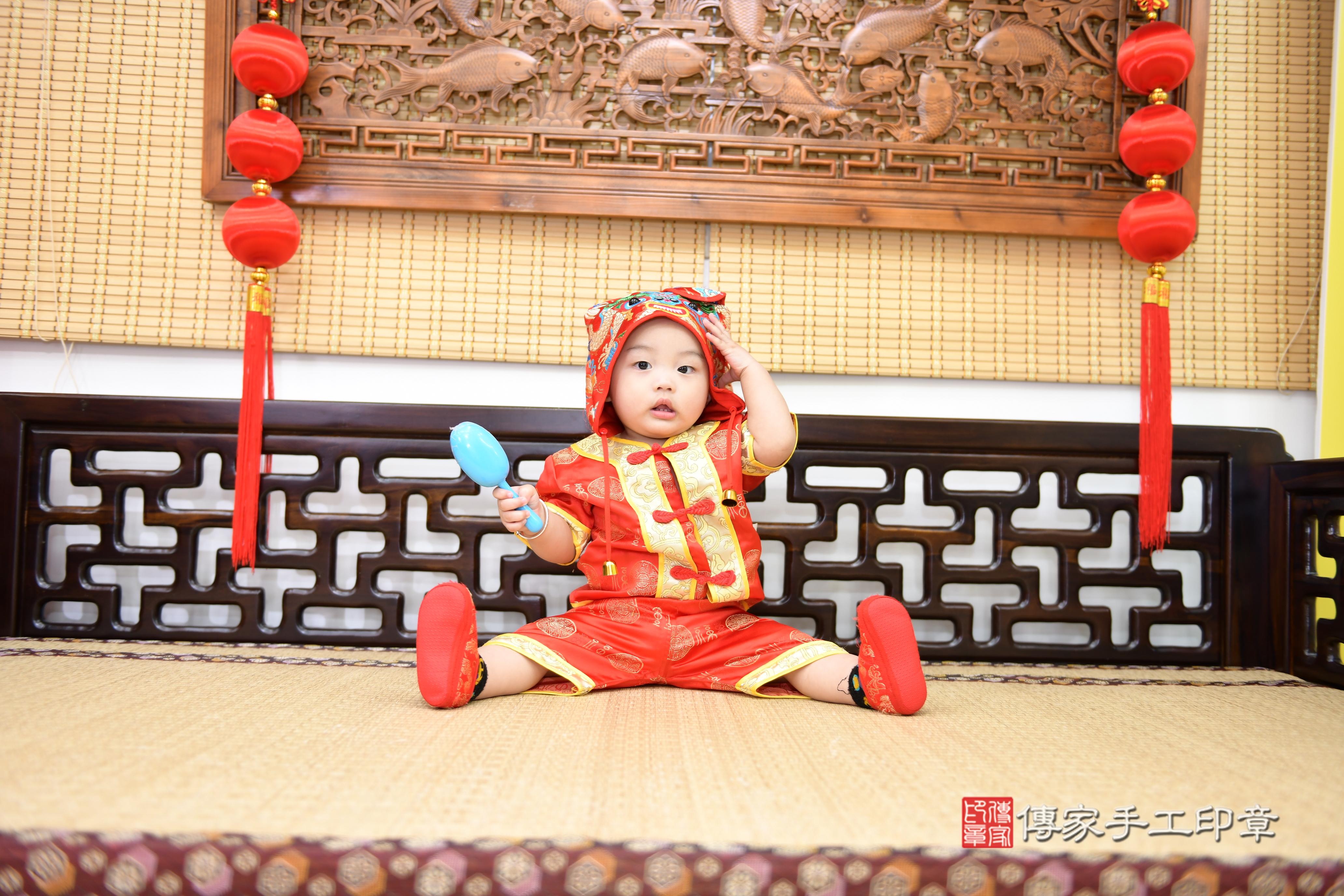 傳家手工印章台南店、抓周、度脺、美式風會場、傳家嬰兒古禮、吉祥話、抓周道具物品24種、拍照。抓周證書。寶寶抓周、滿周歲、生日快樂、祝福