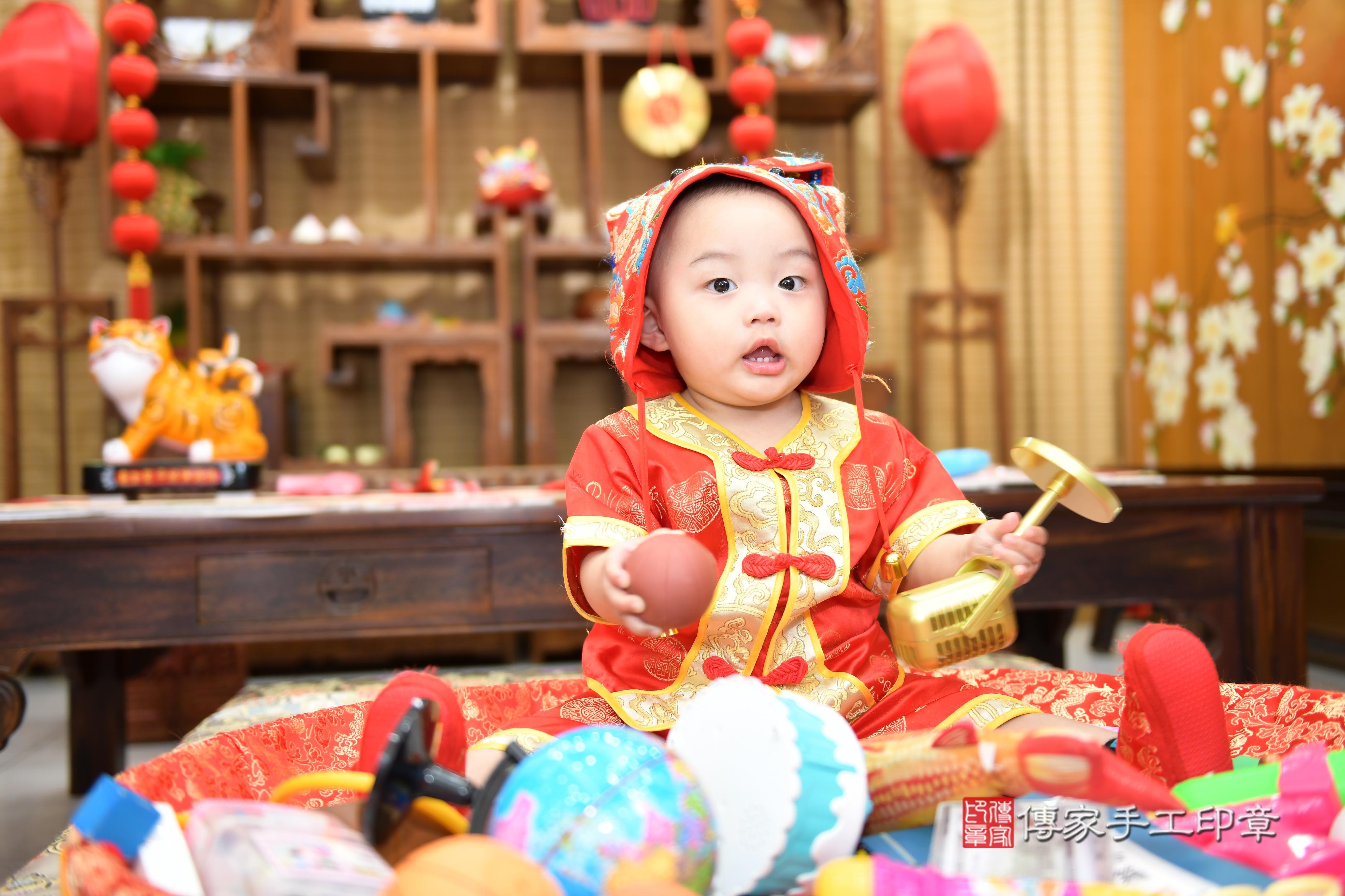 傳家手工印章台南店、抓周、度脺、美式風會場、傳家嬰兒古禮、吉祥話、抓周道具物品24種、拍照。抓周證書。寶寶抓周、滿周歲、生日快樂、祝福