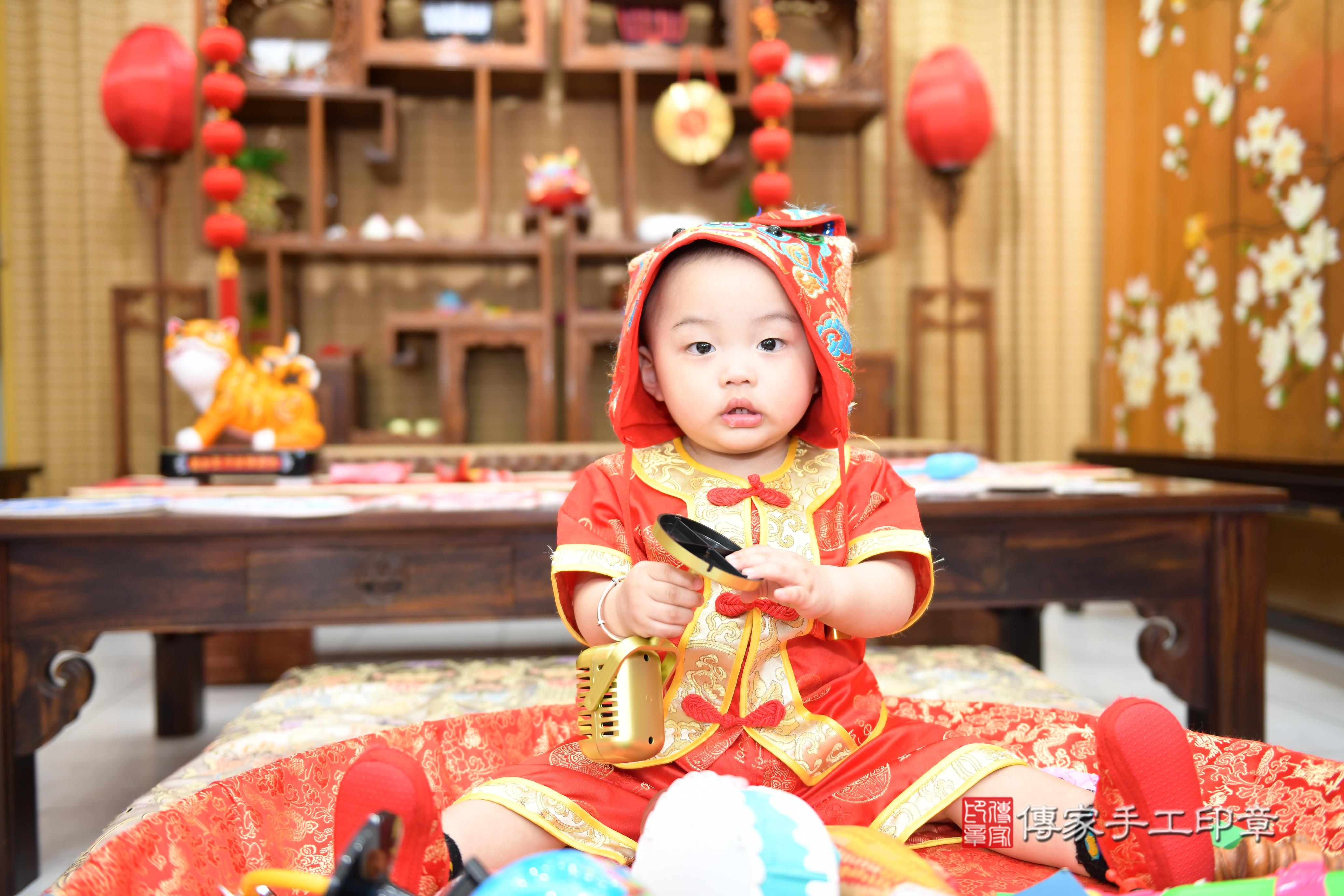 傳家手工印章台南店、抓周、度脺、美式風會場、傳家嬰兒古禮、吉祥話、抓周道具物品24種、拍照。抓周證書。寶寶抓周、滿周歲、生日快樂、祝福