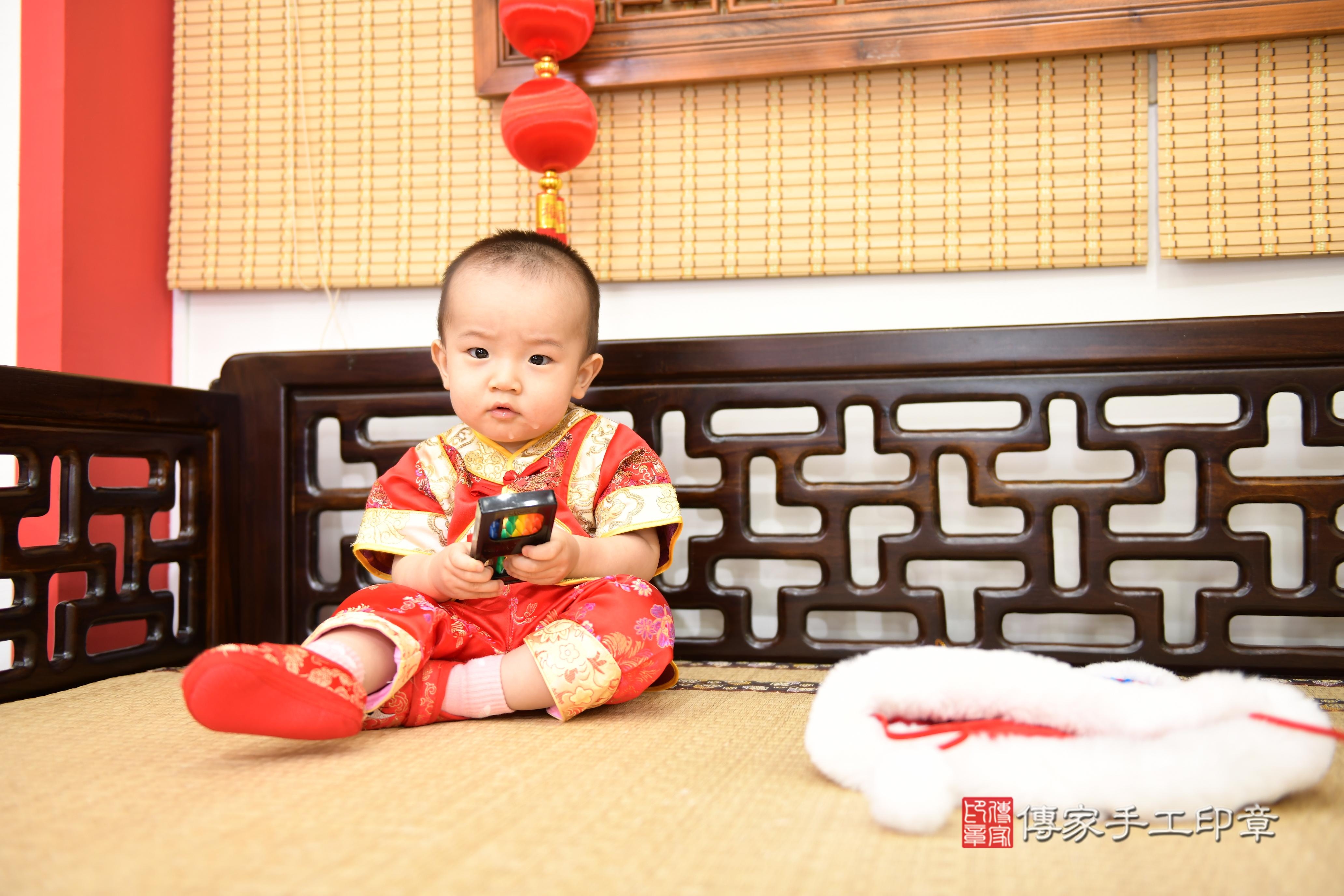 傳家手工印章台南店、抓周、度脺、美式風會場、傳家嬰兒古禮、吉祥話、抓周道具物品24種、拍照。抓周證書。寶寶抓周、滿周歲、生日快樂、祝福