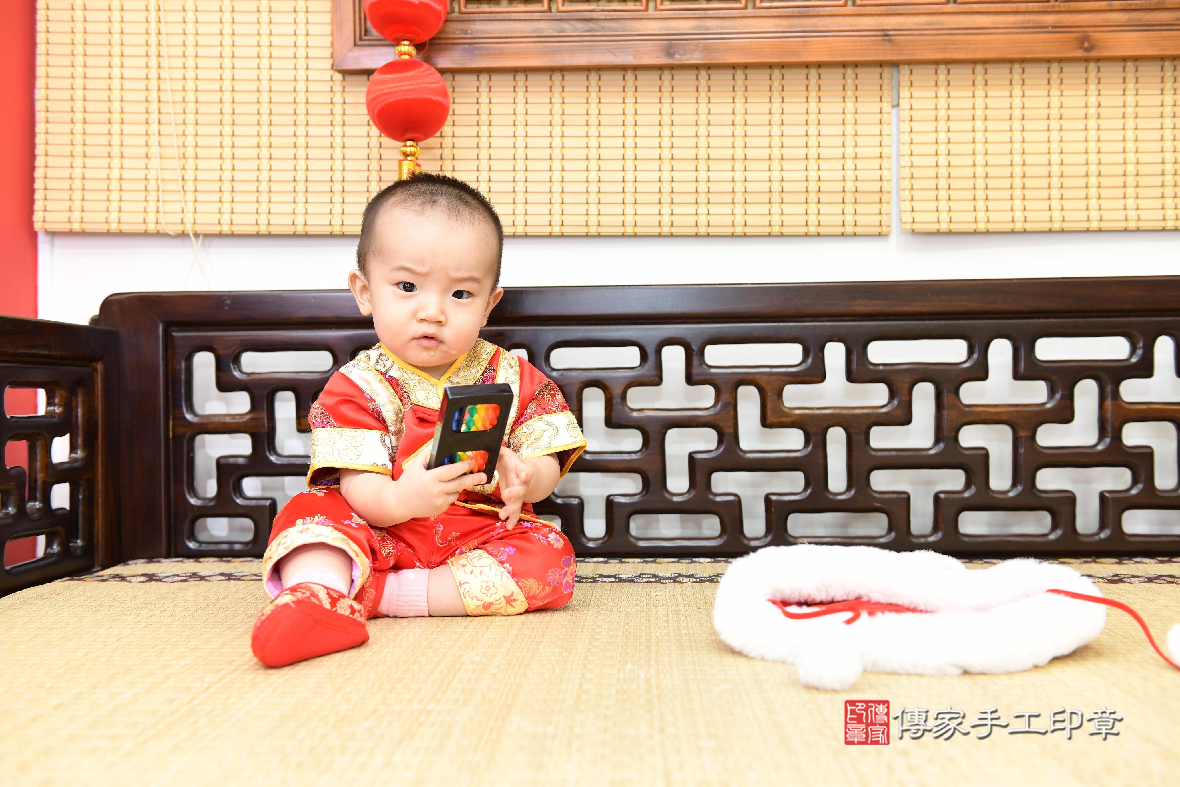 傳家手工印章台南店、抓周、度脺、美式風會場、傳家嬰兒古禮、吉祥話、抓周道具物品24種、拍照。抓周證書。寶寶抓周、滿周歲、生日快樂、祝福