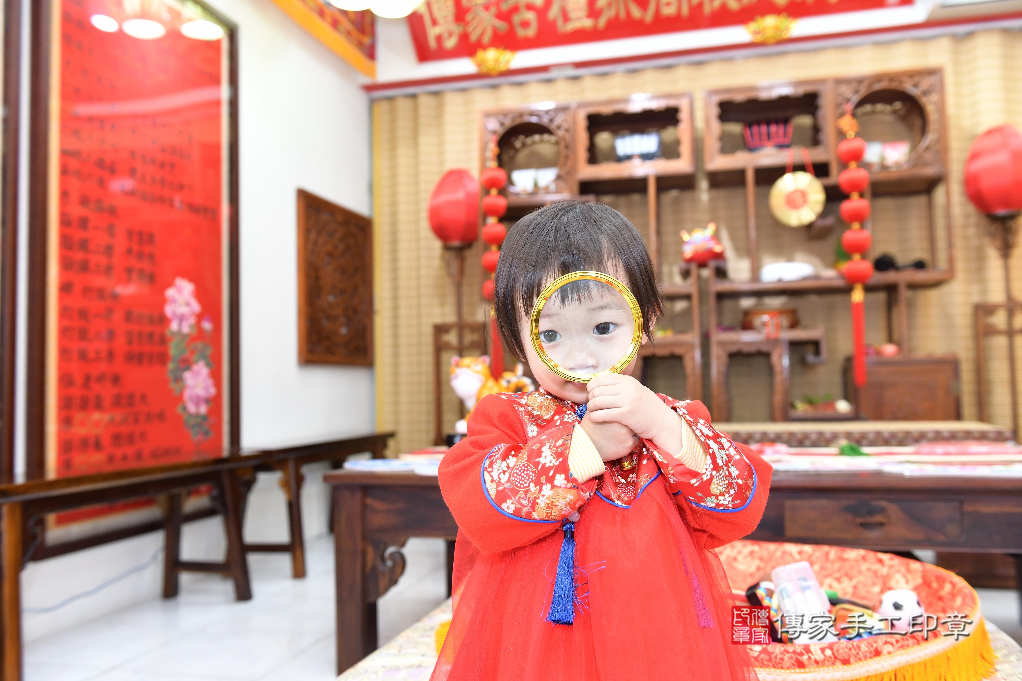 傳家手工印章台南店、抓周、度脺、美式風會場、傳家嬰兒古禮、吉祥話、抓周道具物品24種、拍照。抓周證書。寶寶抓周、滿周歲、生日快樂、祝福