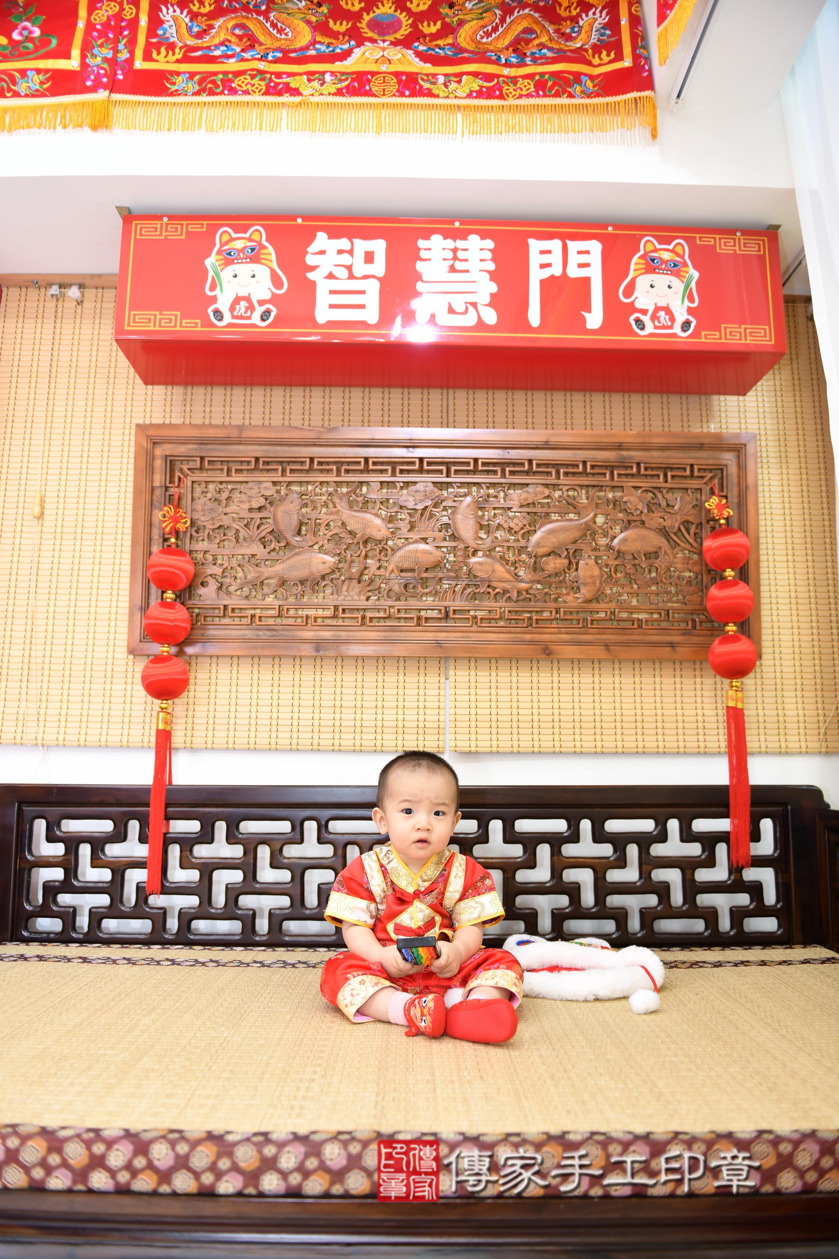 傳家手工印章台南店、抓周、度脺、美式風會場、傳家嬰兒古禮、吉祥話、抓周道具物品24種、拍照。抓周證書。寶寶抓周、滿周歲、生日快樂、祝福