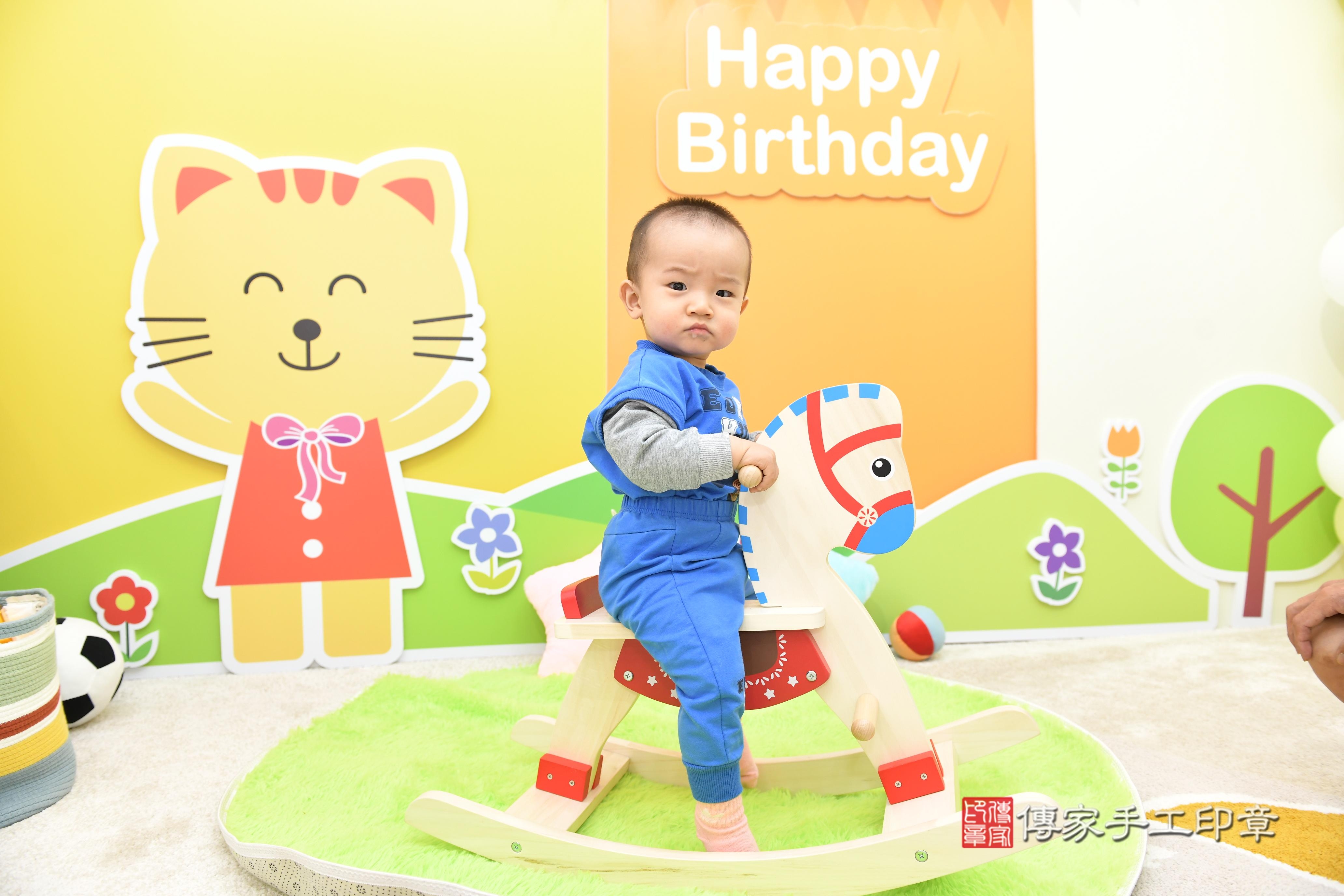 傳家手工印章台南店、抓周、度脺、美式風會場、傳家嬰兒古禮、吉祥話、抓周道具物品24種、拍照。抓周證書。寶寶抓周、滿周歲、生日快樂、祝福