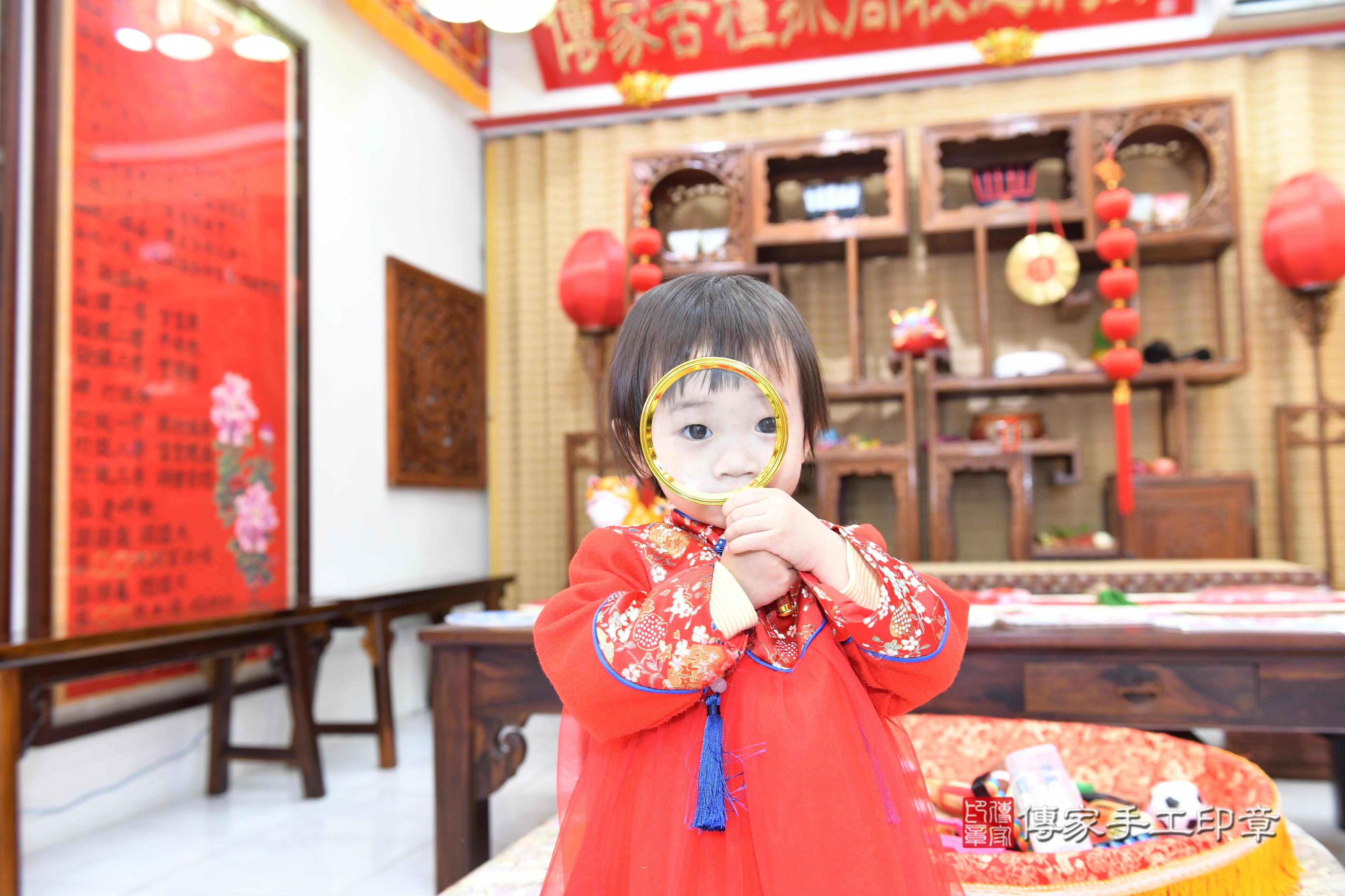 傳家手工印章台南店、抓周、度脺、美式風會場、傳家嬰兒古禮、吉祥話、抓周道具物品24種、拍照。抓周證書。寶寶抓周、滿周歲、生日快樂、祝福