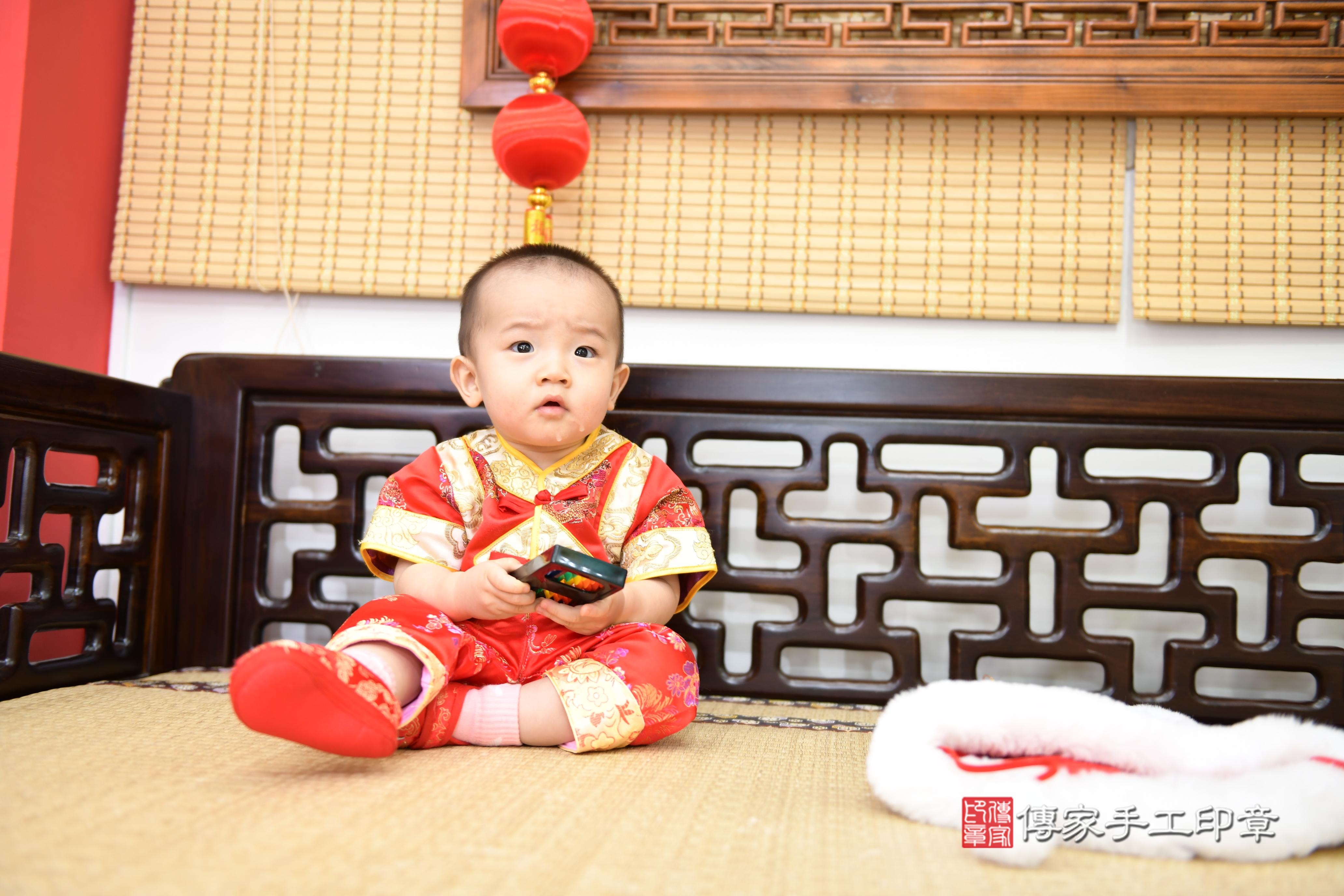 傳家手工印章台南店、抓周、度脺、美式風會場、傳家嬰兒古禮、吉祥話、抓周道具物品24種、拍照。抓周證書。寶寶抓周、滿周歲、生日快樂、祝福