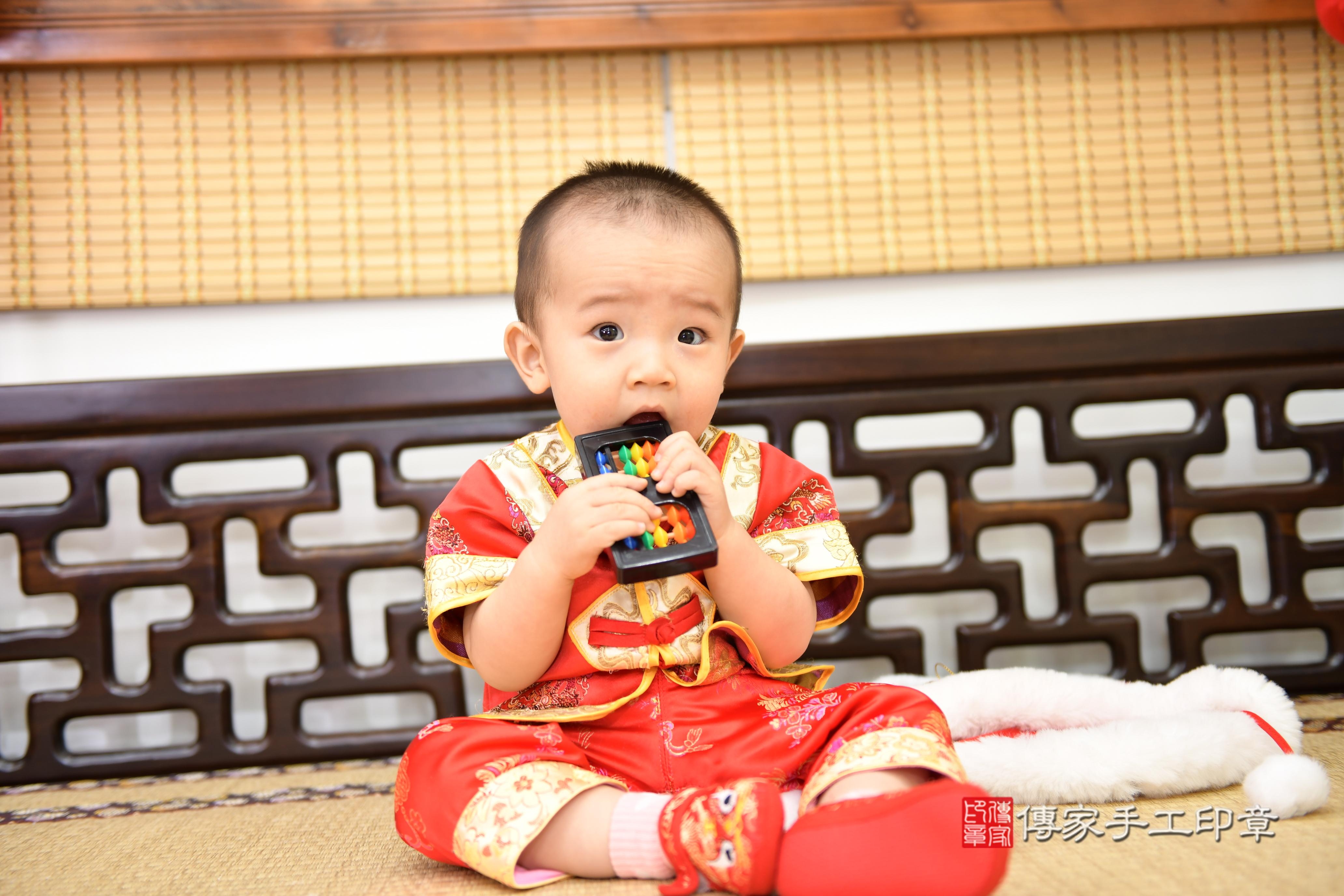 傳家手工印章台南店、抓周、度脺、美式風會場、傳家嬰兒古禮、吉祥話、抓周道具物品24種、拍照。抓周證書。寶寶抓周、滿周歲、生日快樂、祝福