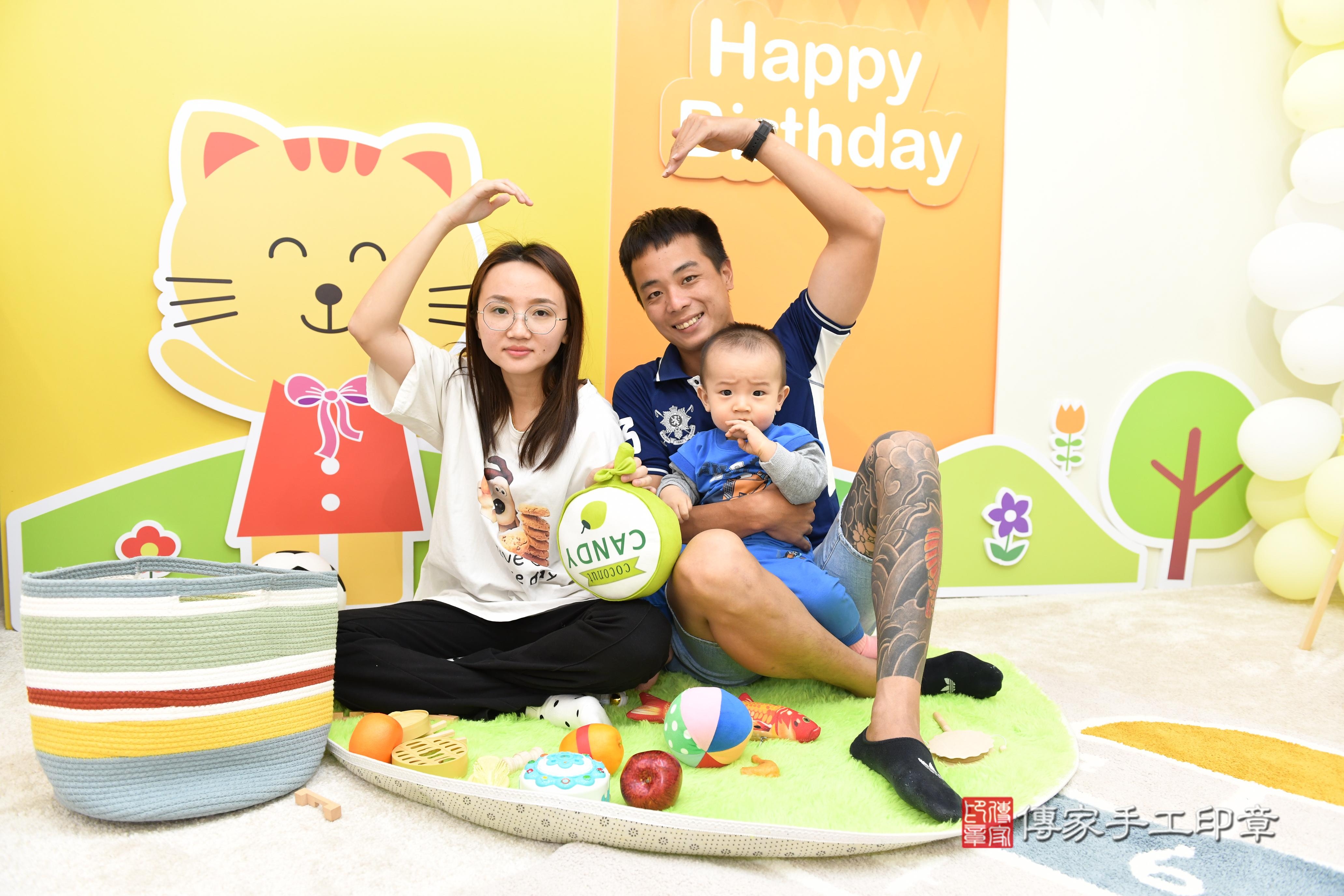 傳家手工印章台南店、抓周、度脺、美式風會場、傳家嬰兒古禮、吉祥話、抓周道具物品24種、拍照。抓周證書。寶寶抓周、滿周歲、生日快樂、祝福