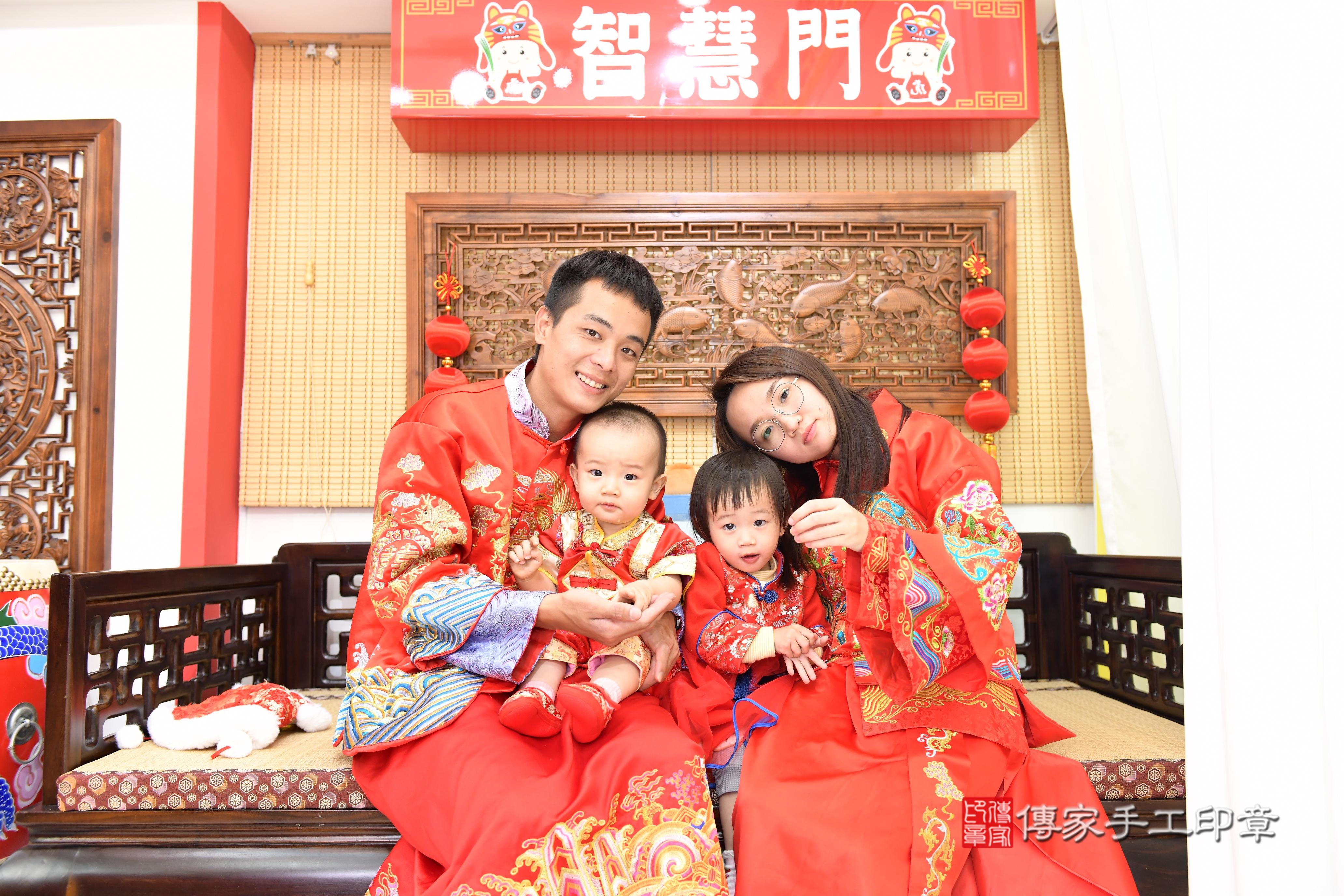 傳家手工印章台南店、抓周、度脺、美式風會場、傳家嬰兒古禮、吉祥話、抓周道具物品24種、拍照。抓周證書。寶寶抓周、滿周歲、生日快樂、祝福