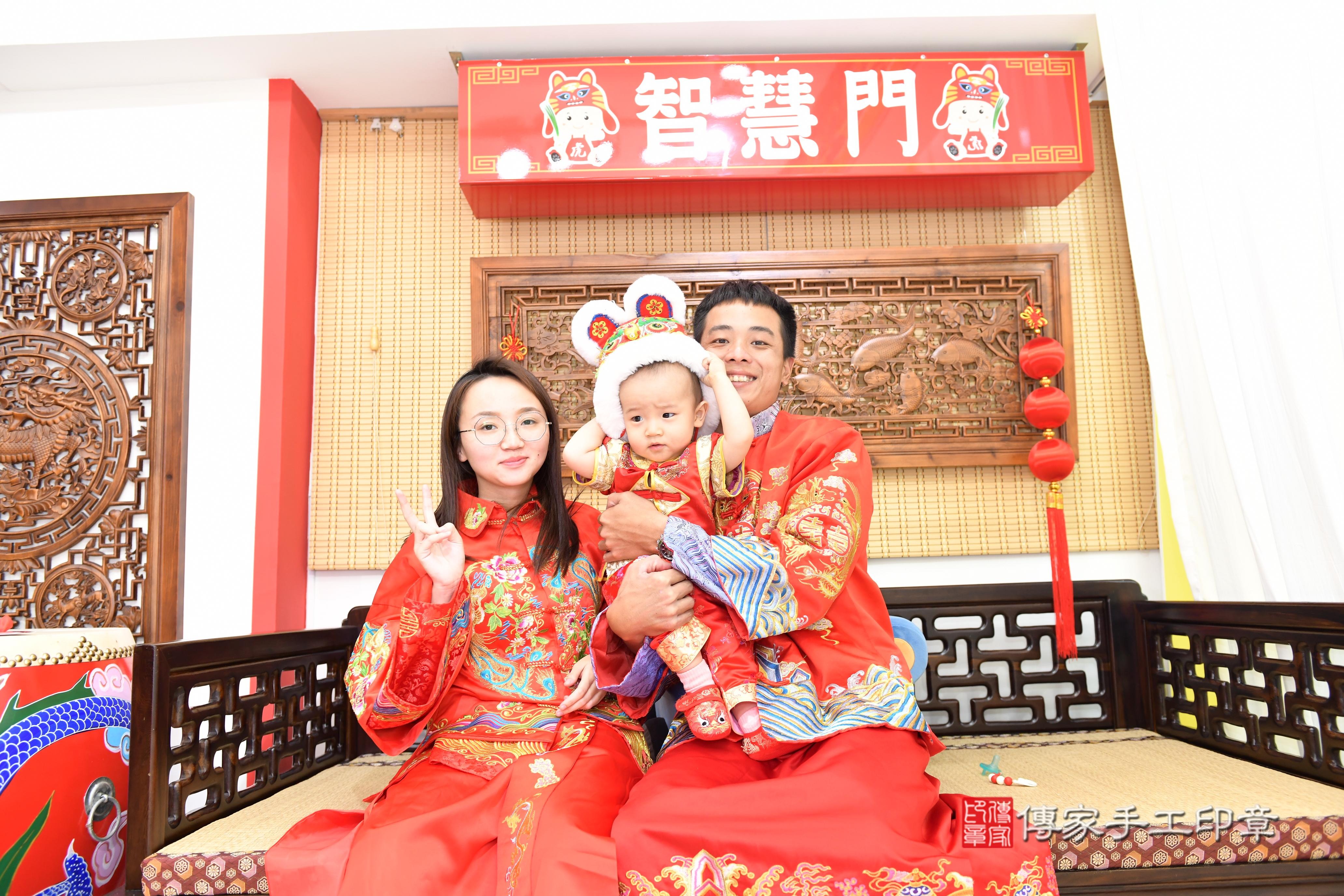 傳家手工印章台南店、抓周、度脺、美式風會場、傳家嬰兒古禮、吉祥話、抓周道具物品24種、拍照。抓周證書。寶寶抓周、滿周歲、生日快樂、祝福