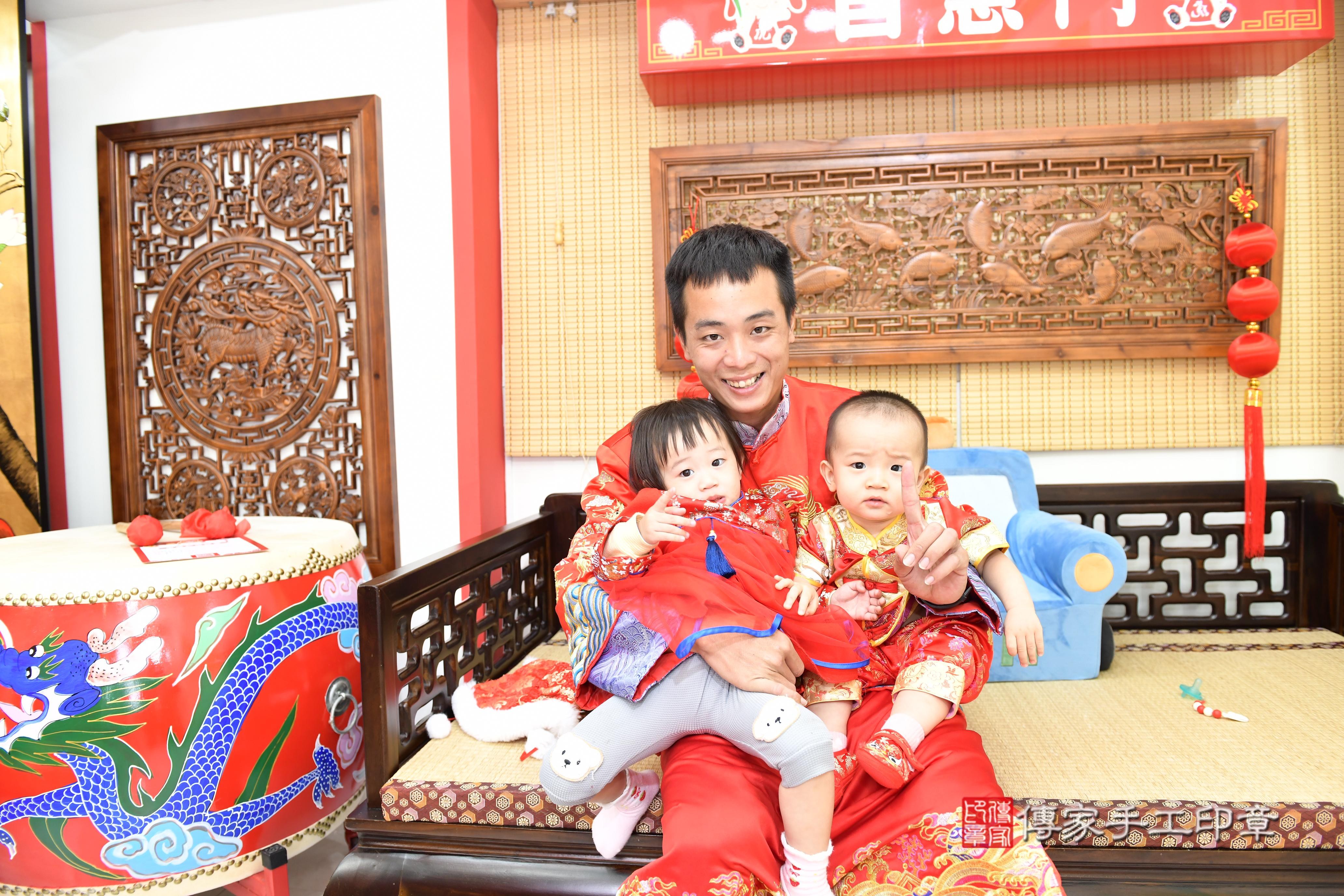 傳家手工印章台南店、抓周、度脺、美式風會場、傳家嬰兒古禮、吉祥話、抓周道具物品24種、拍照。抓周證書。寶寶抓周、滿周歲、生日快樂、祝福