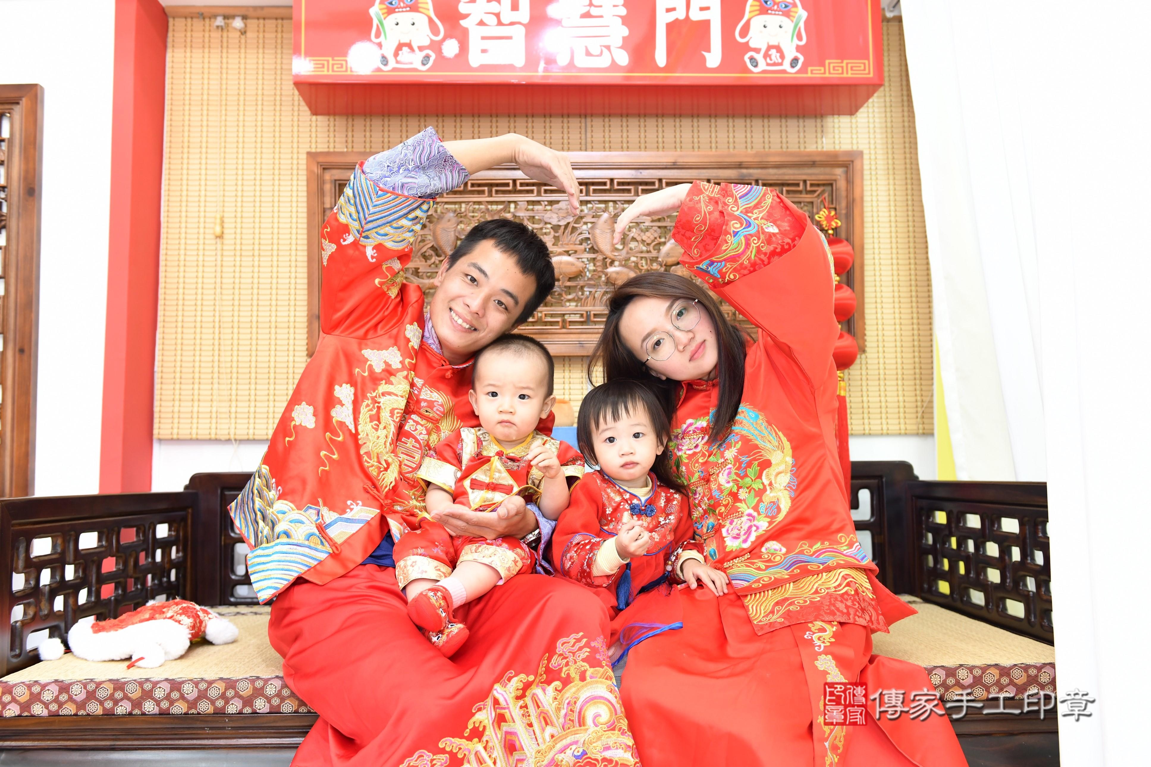 傳家手工印章台南店、抓周、度脺、美式風會場、傳家嬰兒古禮、吉祥話、抓周道具物品24種、拍照。抓周證書。寶寶抓周、滿周歲、生日快樂、祝福