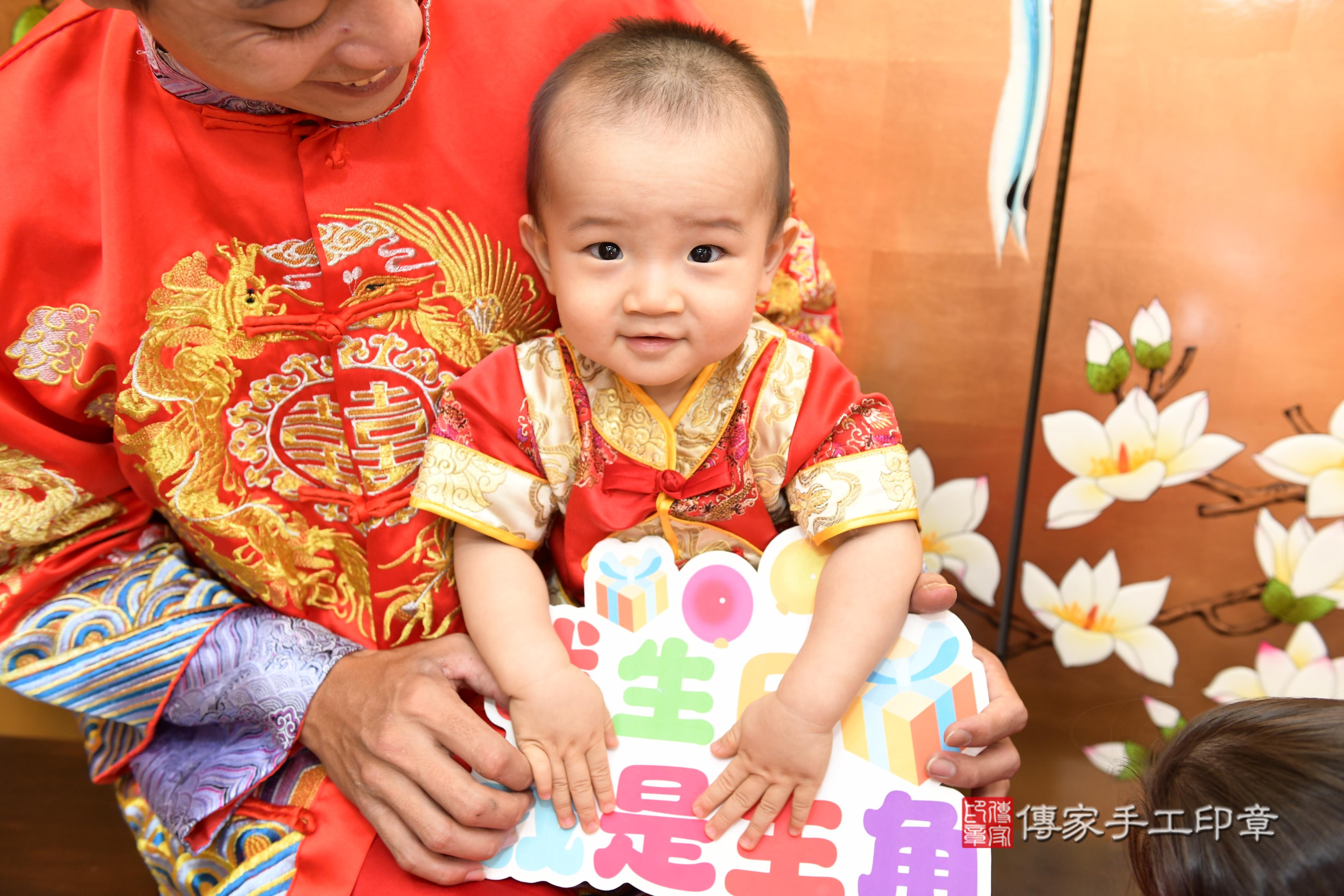 傳家手工印章台南店、抓周、度脺、美式風會場、傳家嬰兒古禮、吉祥話、抓周道具物品24種、拍照。抓周證書。寶寶抓周、滿周歲、生日快樂、祝福