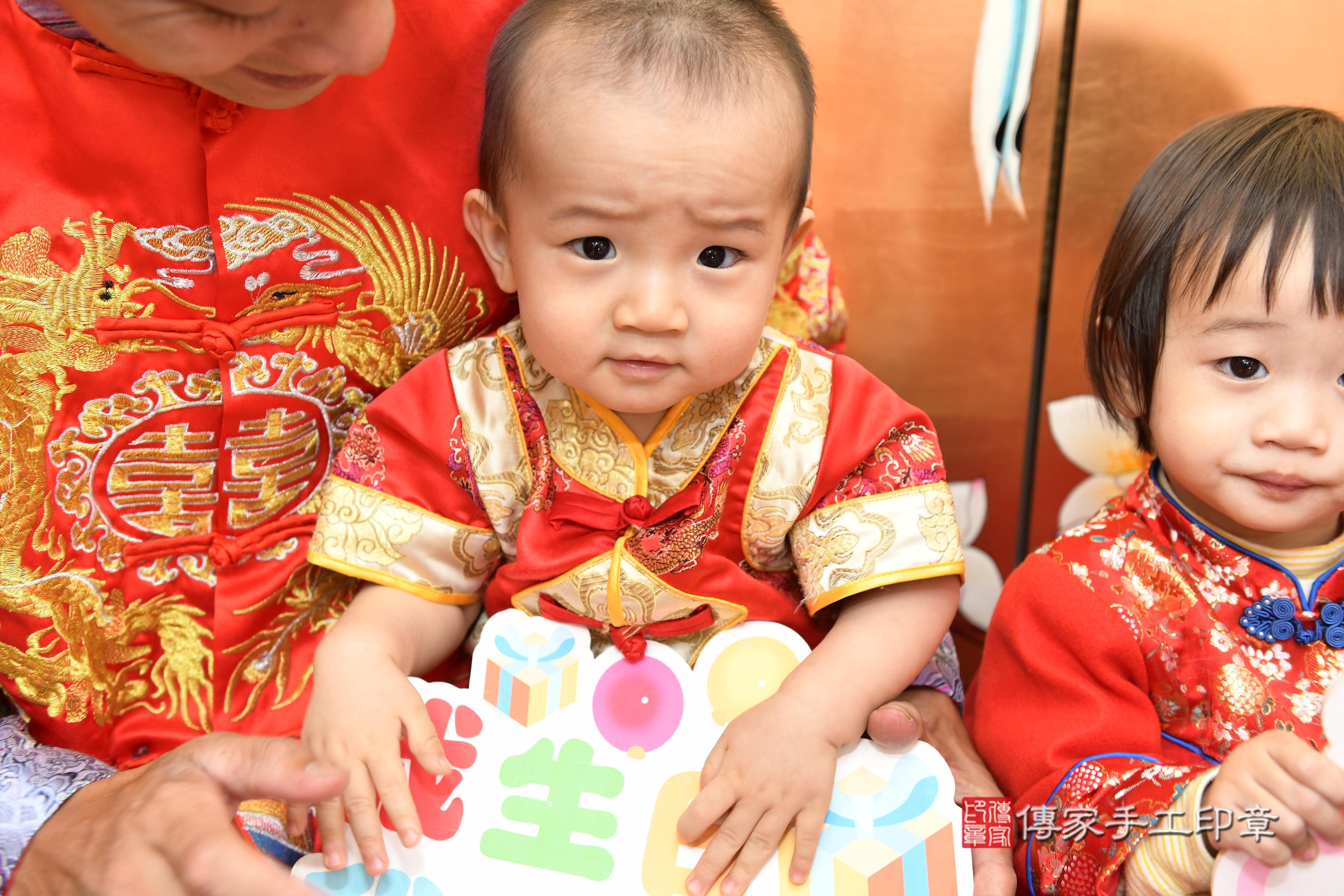 傳家手工印章台南店、抓周、度脺、美式風會場、傳家嬰兒古禮、吉祥話、抓周道具物品24種、拍照。抓周證書。寶寶抓周、滿周歲、生日快樂、祝福