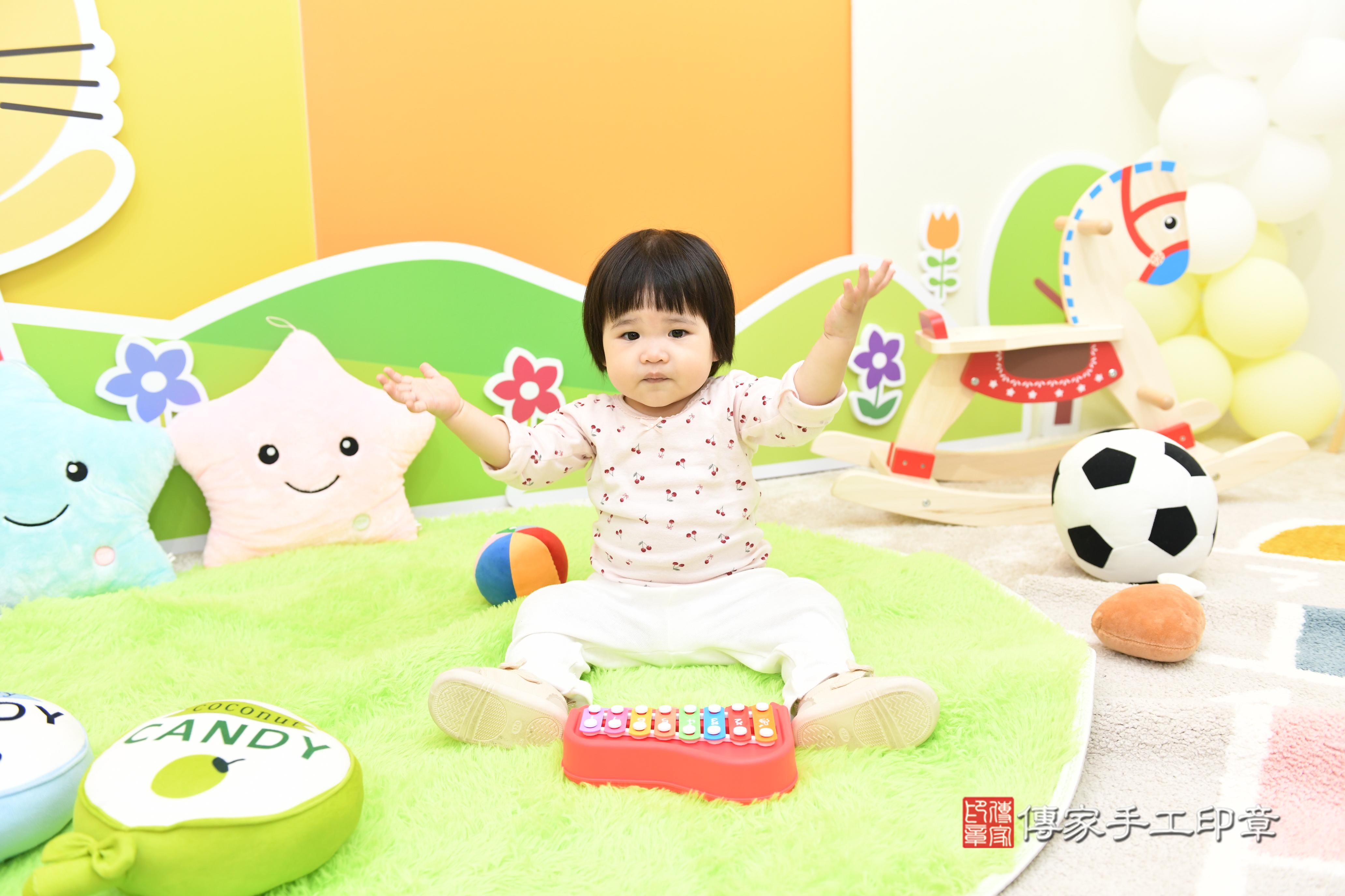 傳家手工印章台南店、抓周、度脺、美式風會場、傳家嬰兒古禮、吉祥話、抓周道具物品24種、拍照。抓周證書。寶寶抓周、滿周歲、生日快樂、祝福