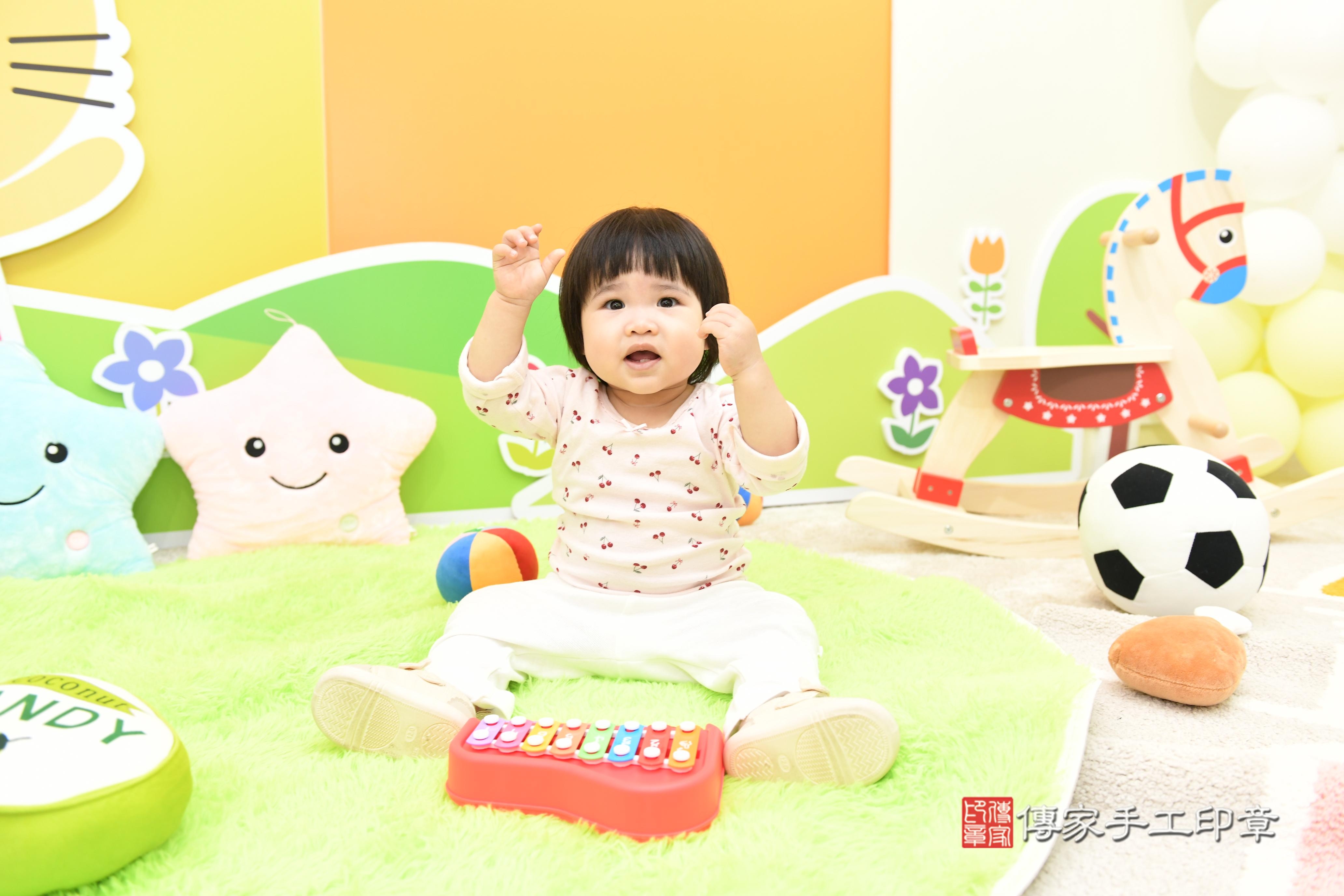 傳家手工印章台南店、抓周、度脺、美式風會場、傳家嬰兒古禮、吉祥話、抓周道具物品24種、拍照。抓周證書。寶寶抓周、滿周歲、生日快樂、祝福