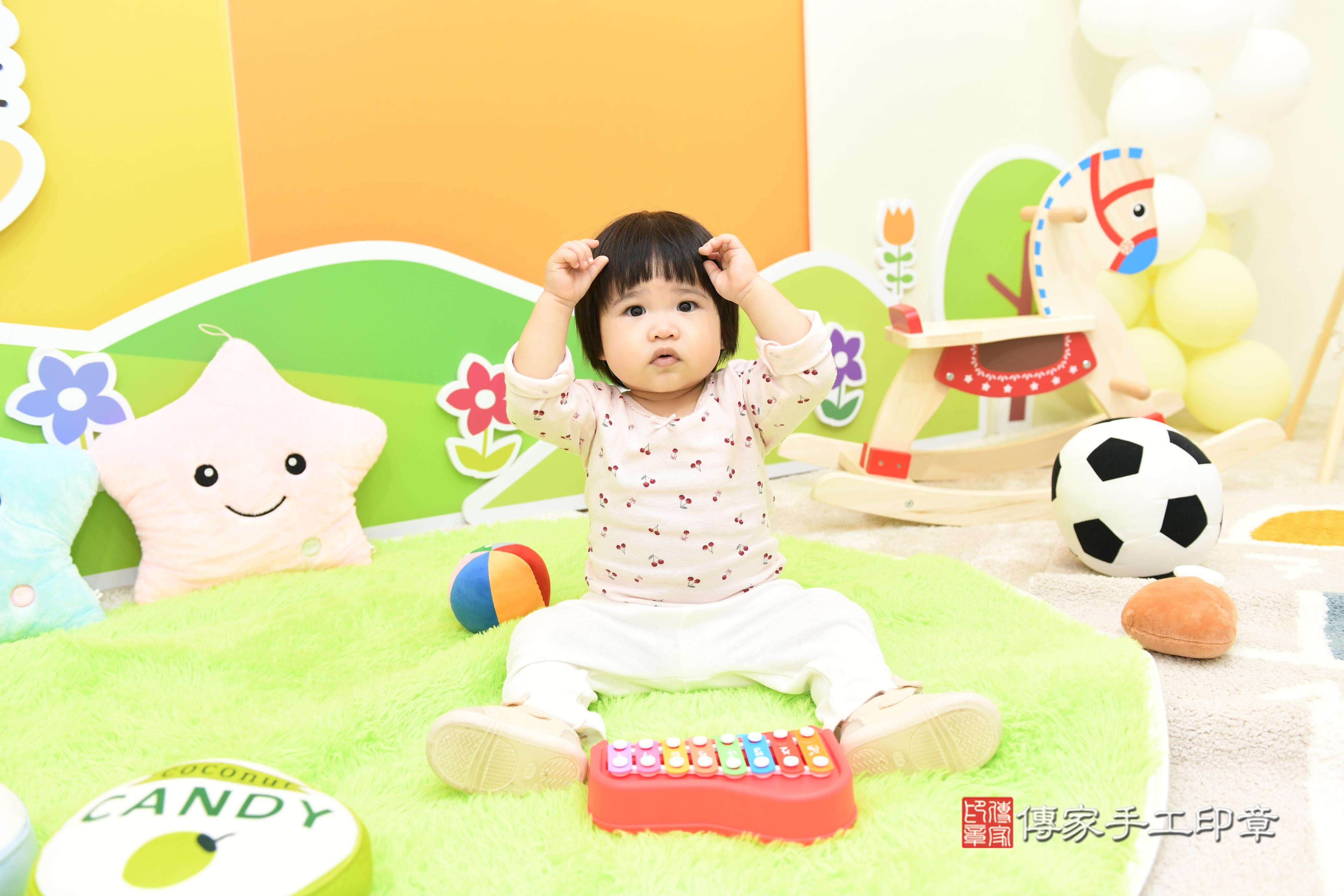 傳家手工印章台南店、抓周、度脺、美式風會場、傳家嬰兒古禮、吉祥話、抓周道具物品24種、拍照。抓周證書。寶寶抓周、滿周歲、生日快樂、祝福