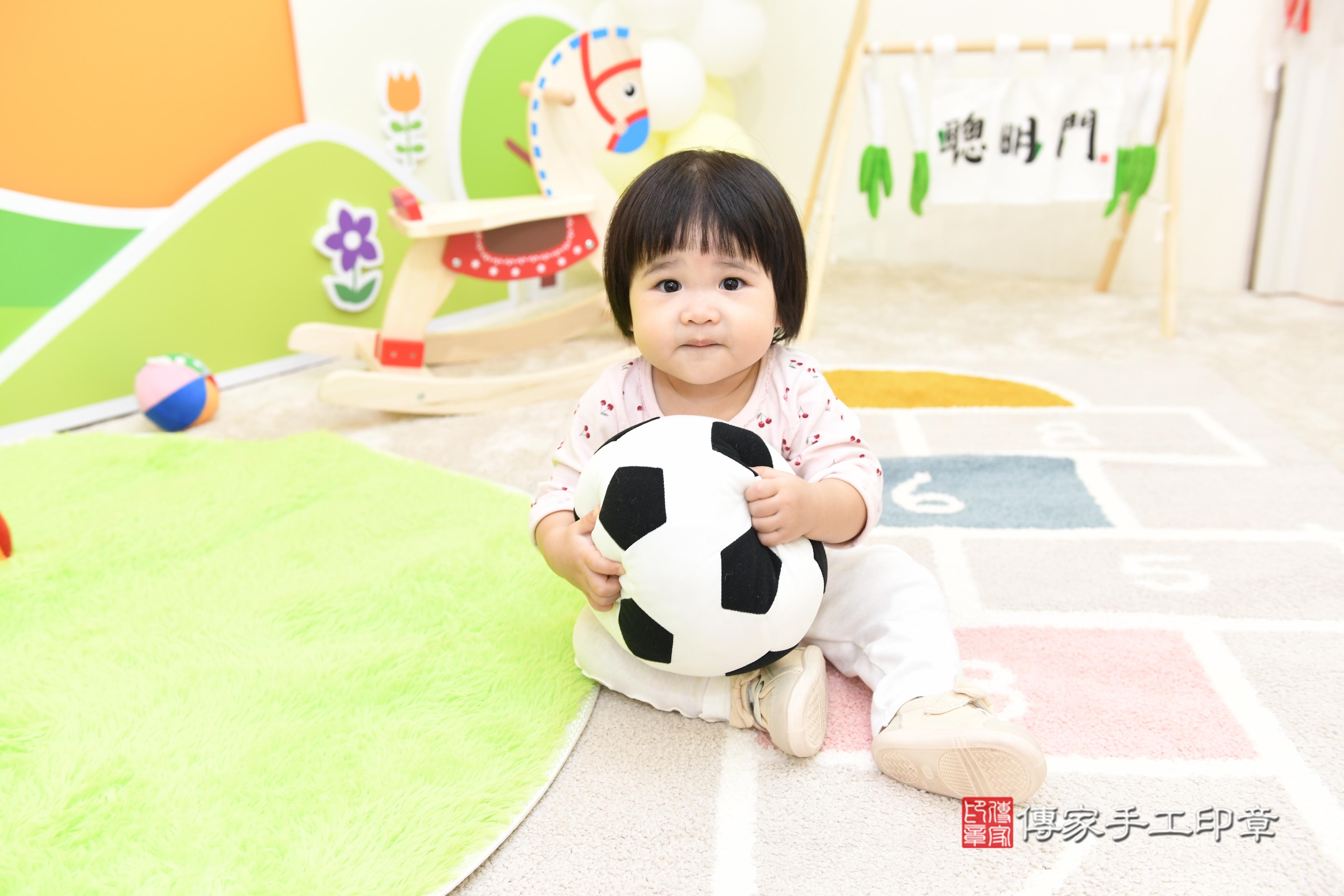 傳家手工印章台南店、抓周、度脺、美式風會場、傳家嬰兒古禮、吉祥話、抓周道具物品24種、拍照。抓周證書。寶寶抓周、滿周歲、生日快樂、祝福