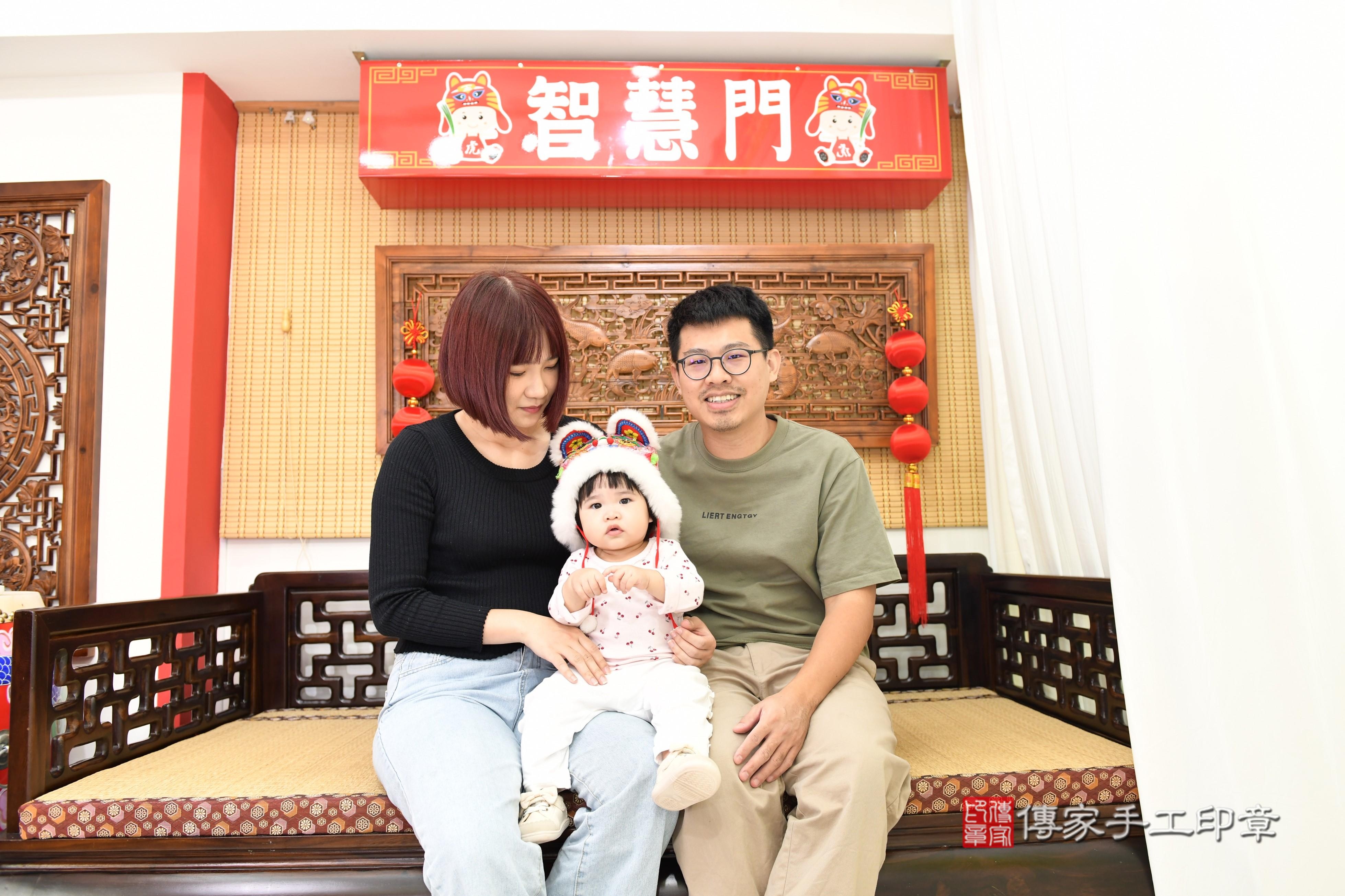 傳家手工印章台南店、抓周、度脺、美式風會場、傳家嬰兒古禮、吉祥話、抓周道具物品24種、拍照。抓周證書。寶寶抓周、滿周歲、生日快樂、祝福