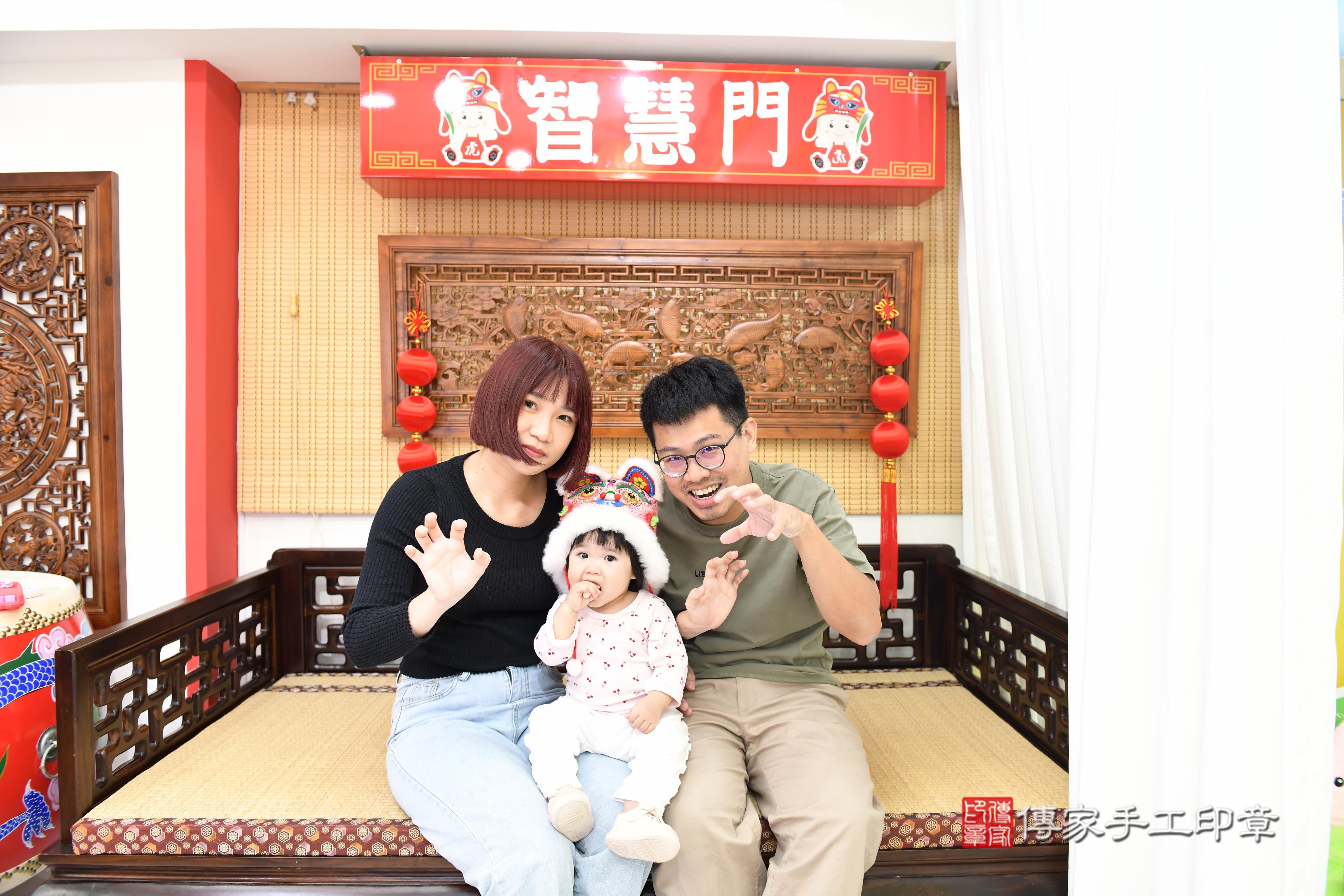 傳家手工印章台南店、抓周、度脺、美式風會場、傳家嬰兒古禮、吉祥話、抓周道具物品24種、拍照。抓周證書。寶寶抓周、滿周歲、生日快樂、祝福