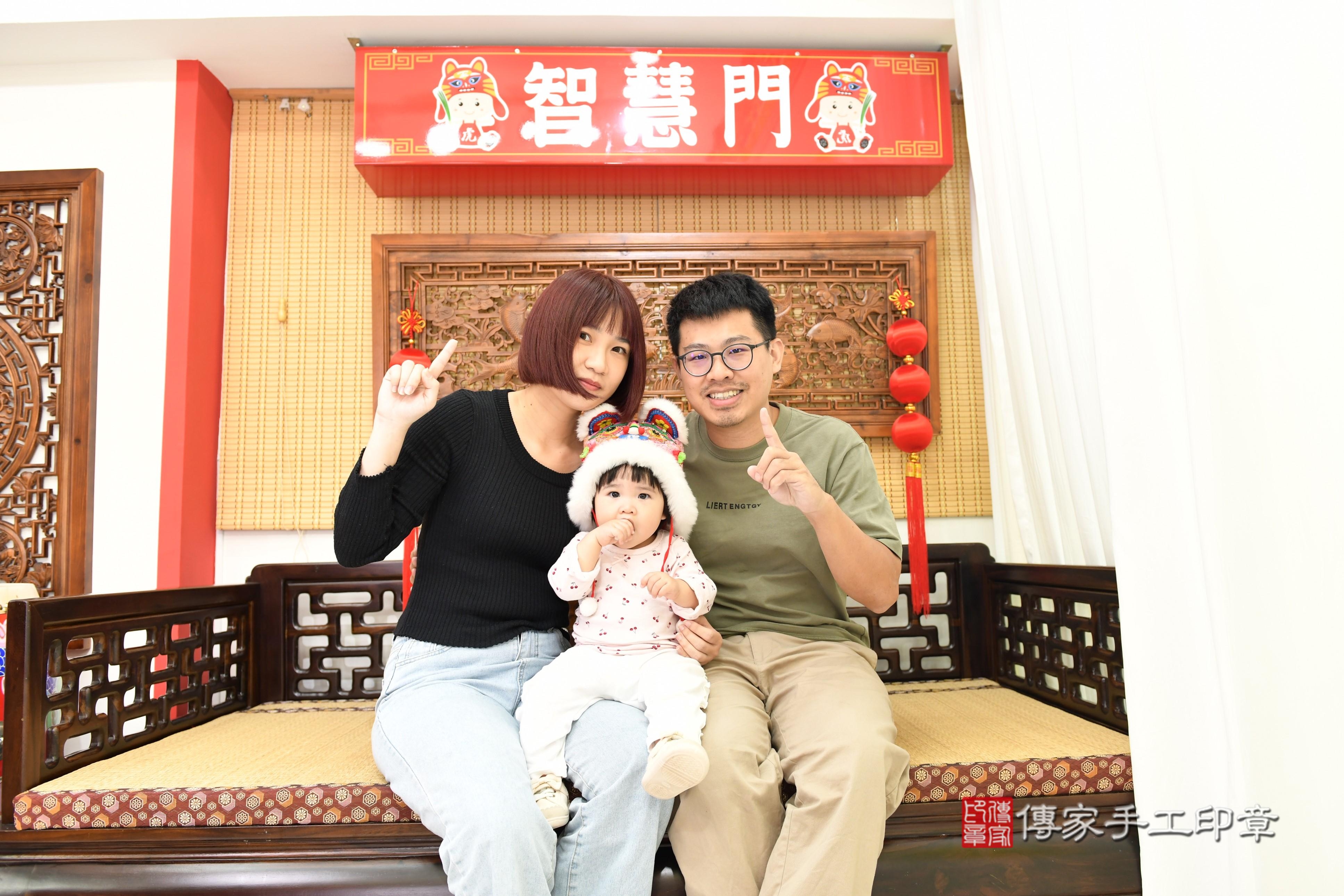 傳家手工印章台南店、抓周、度脺、美式風會場、傳家嬰兒古禮、吉祥話、抓周道具物品24種、拍照。抓周證書。寶寶抓周、滿周歲、生日快樂、祝福