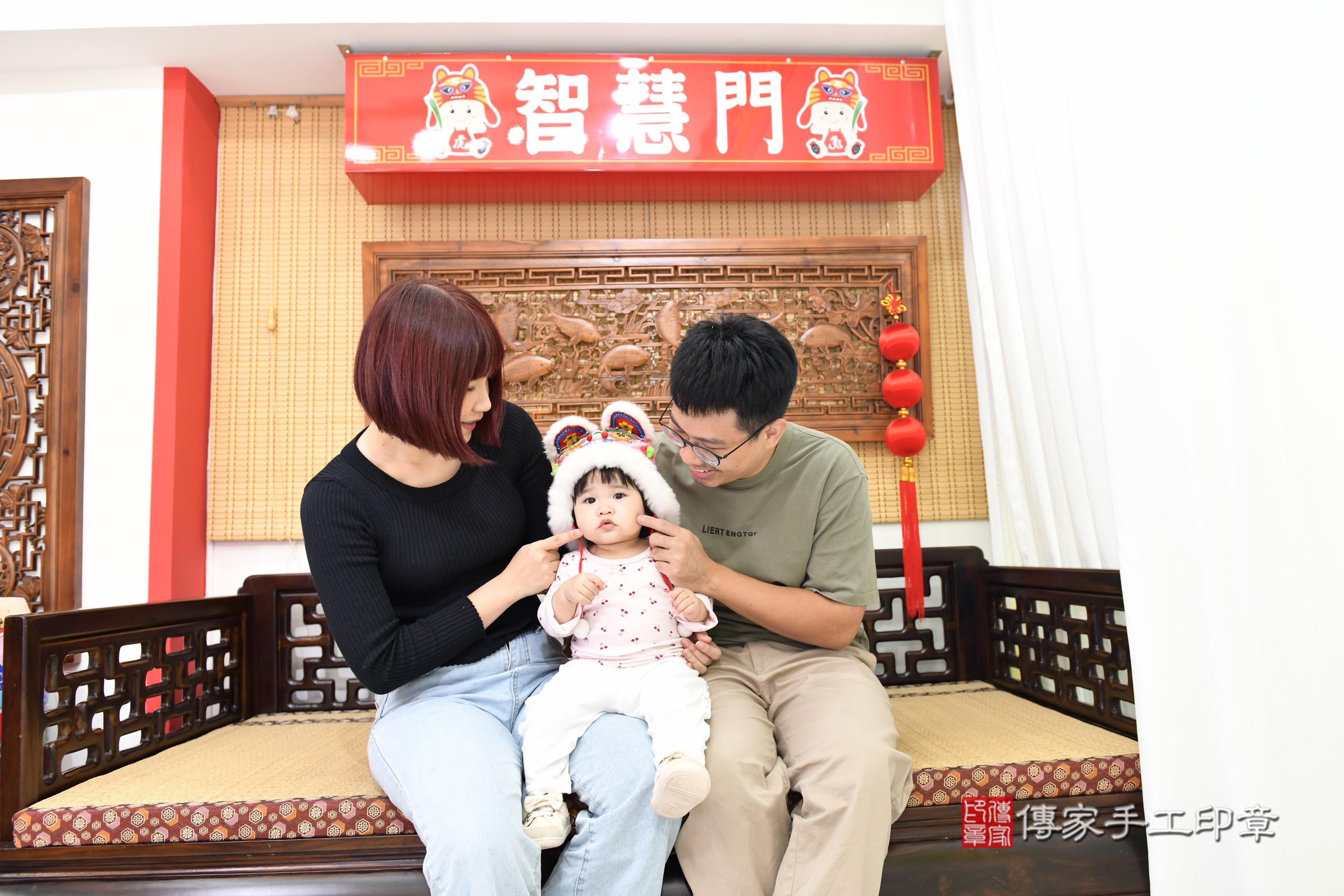 傳家手工印章台南店、抓周、度脺、美式風會場、傳家嬰兒古禮、吉祥話、抓周道具物品24種、拍照。抓周證書。寶寶抓周、滿周歲、生日快樂、祝福