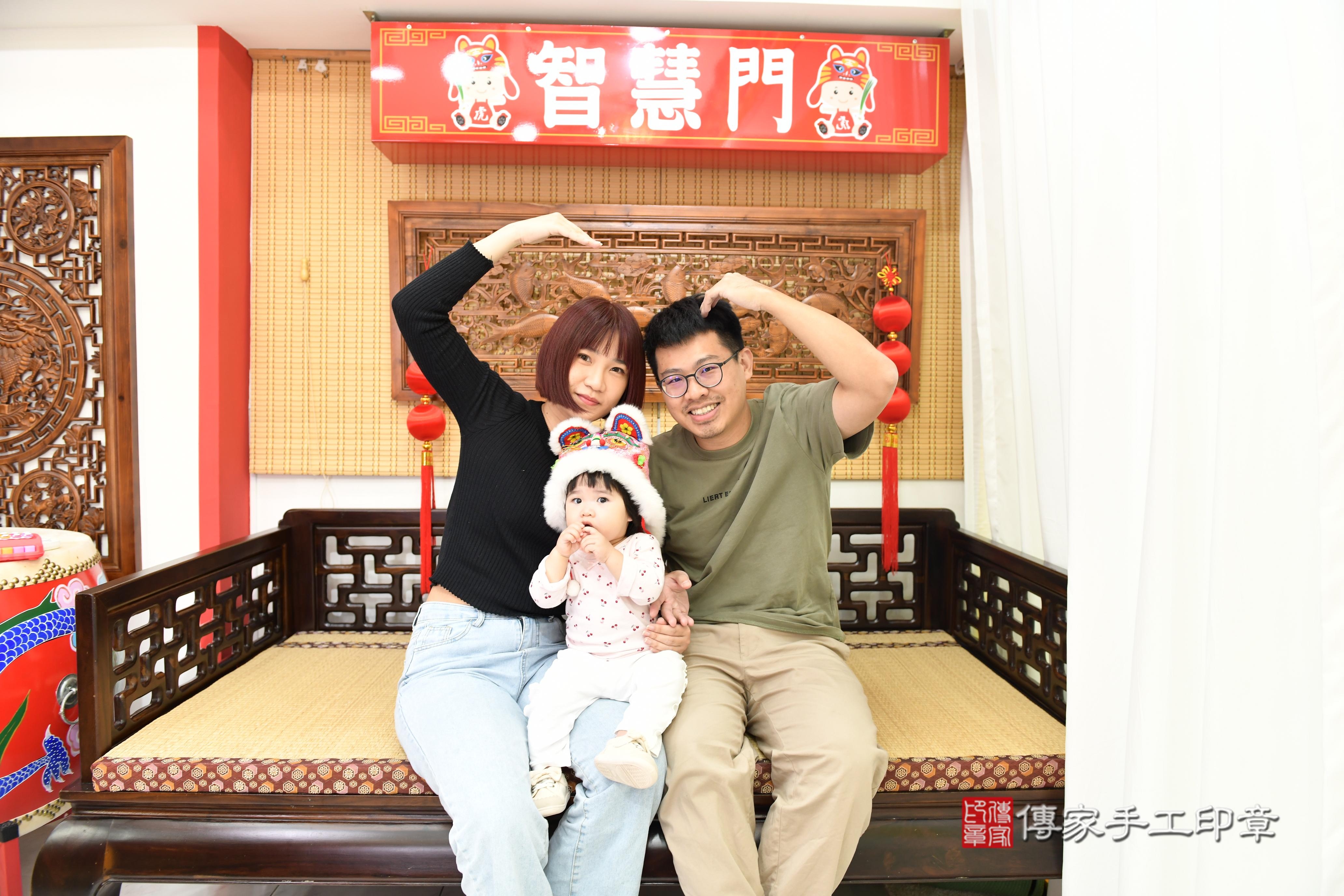 傳家手工印章台南店、抓周、度脺、美式風會場、傳家嬰兒古禮、吉祥話、抓周道具物品24種、拍照。抓周證書。寶寶抓周、滿周歲、生日快樂、祝福