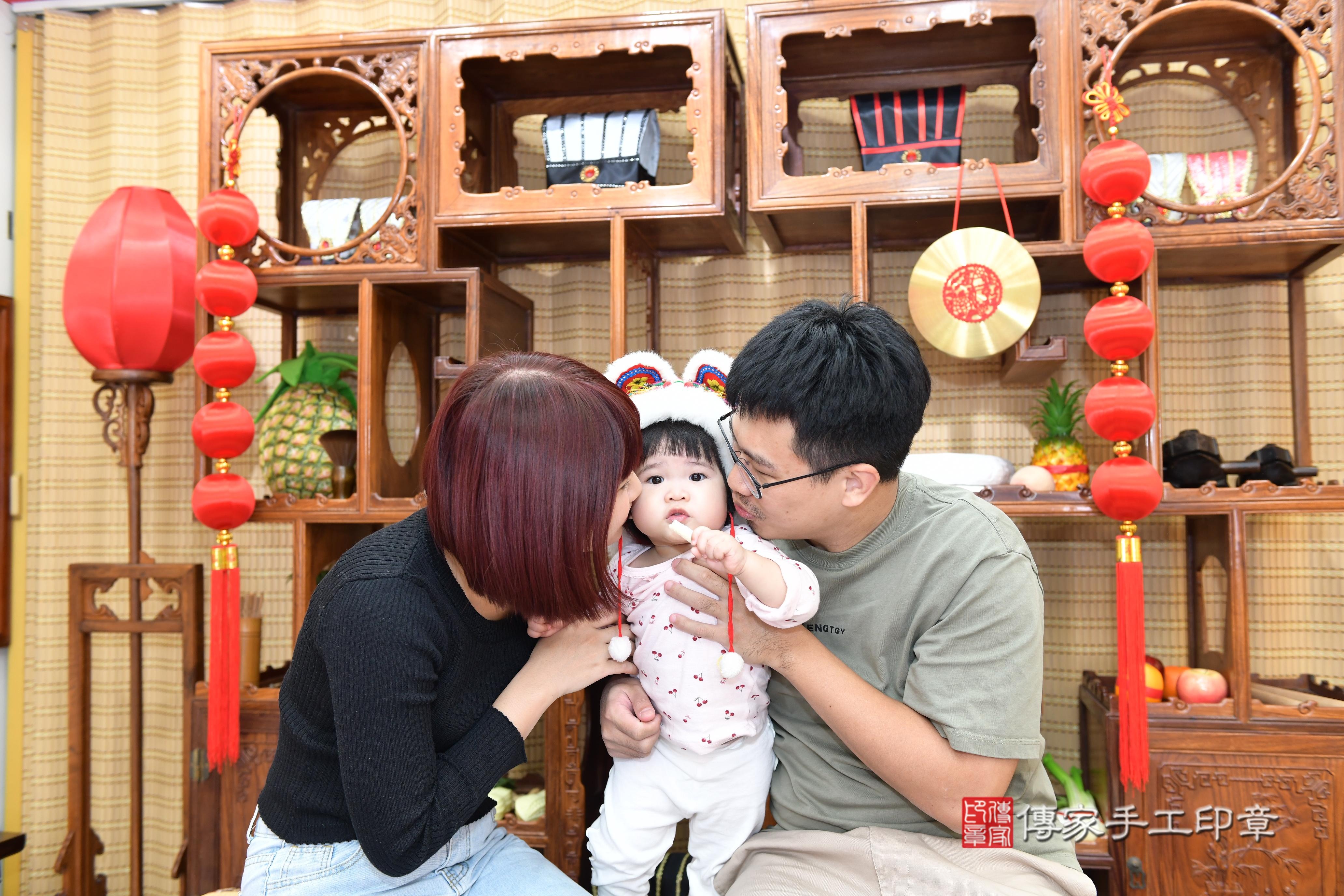 傳家手工印章台南店、抓周、度脺、美式風會場、傳家嬰兒古禮、吉祥話、抓周道具物品24種、拍照。抓周證書。寶寶抓周、滿周歲、生日快樂、祝福