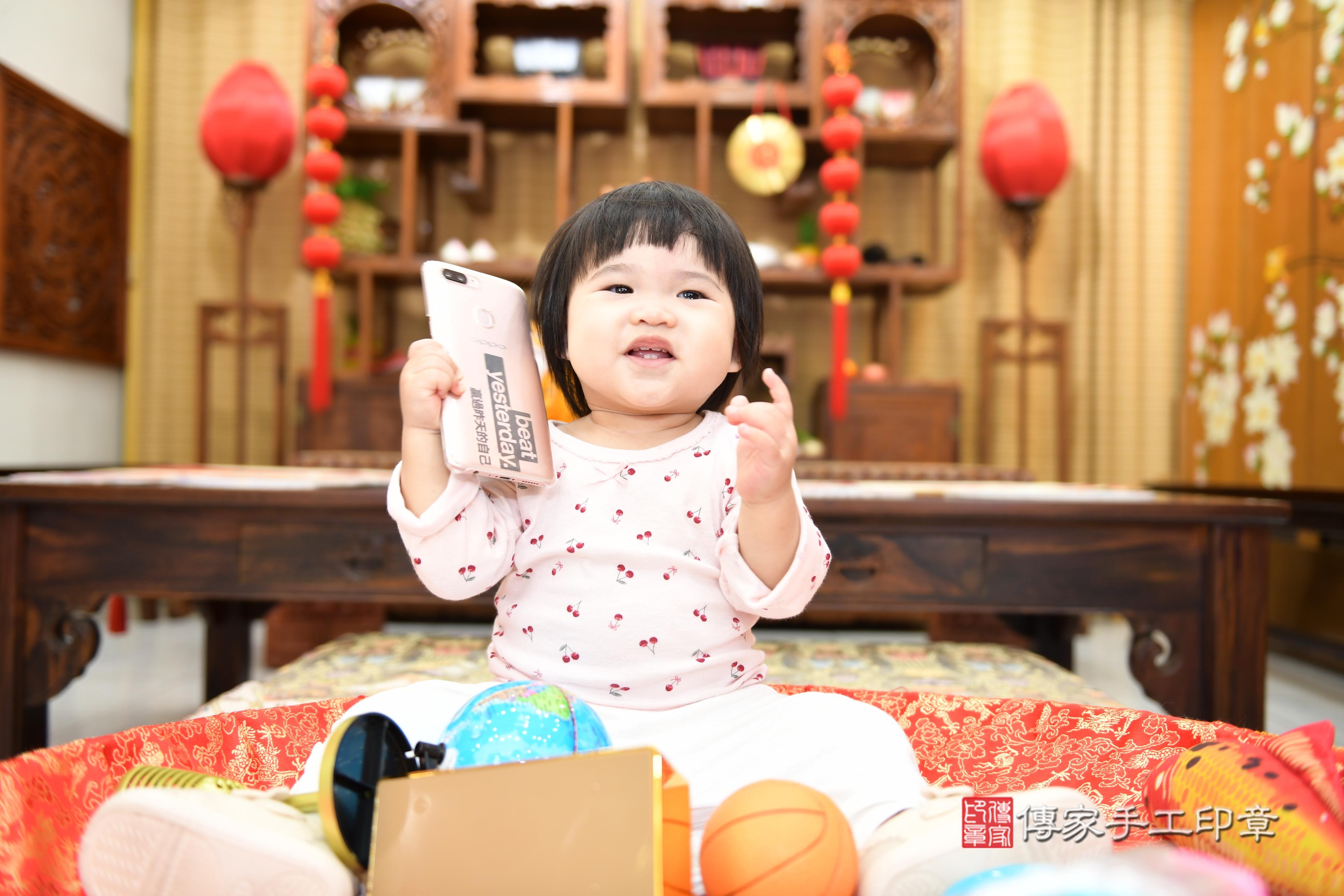 傳家手工印章台南店、抓周、度脺、美式風會場、傳家嬰兒古禮、吉祥話、抓周道具物品24種、拍照。抓周證書。寶寶抓周、滿周歲、生日快樂、祝福