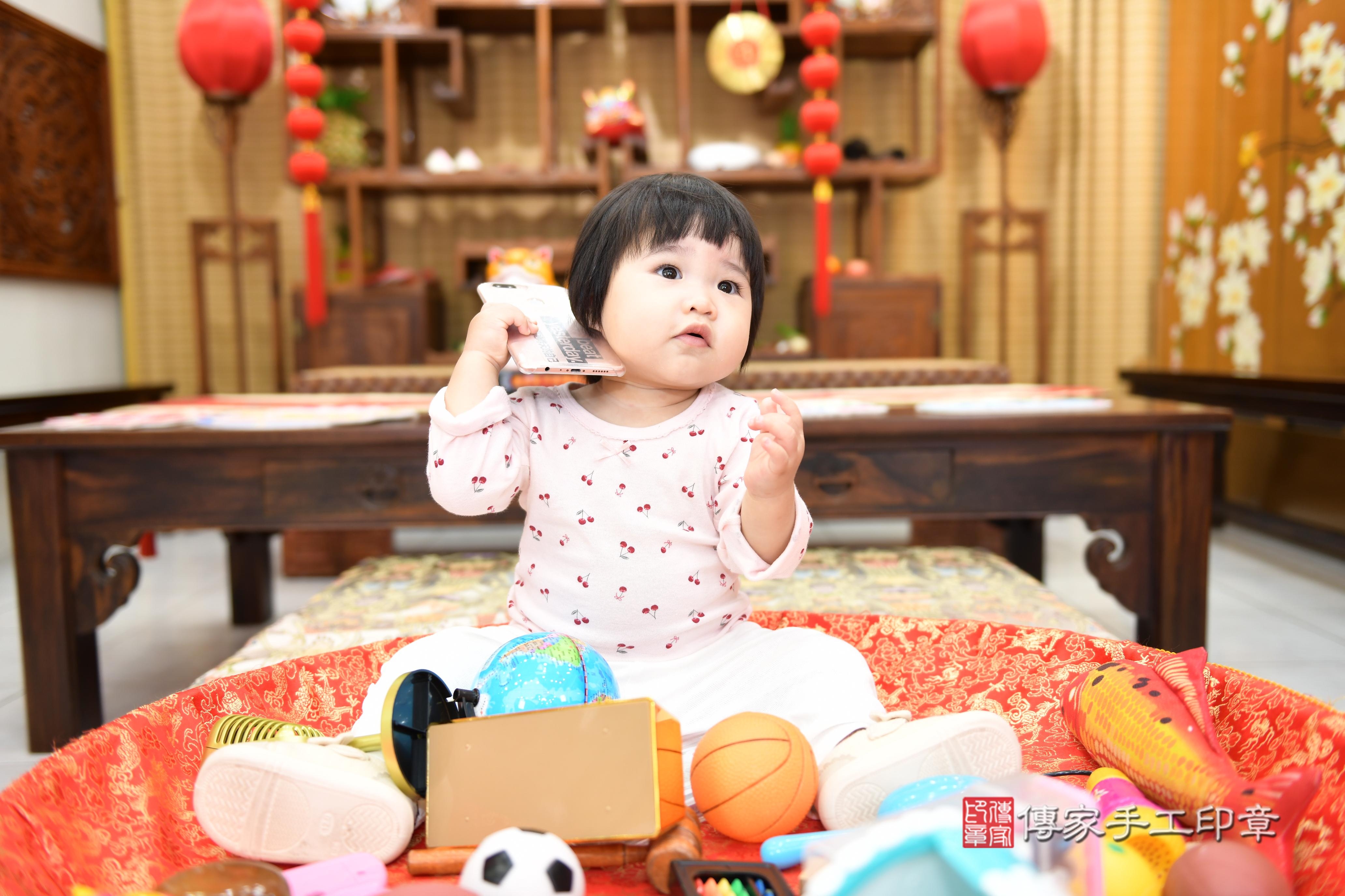 傳家手工印章台南店、抓周、度脺、美式風會場、傳家嬰兒古禮、吉祥話、抓周道具物品24種、拍照。抓周證書。寶寶抓周、滿周歲、生日快樂、祝福