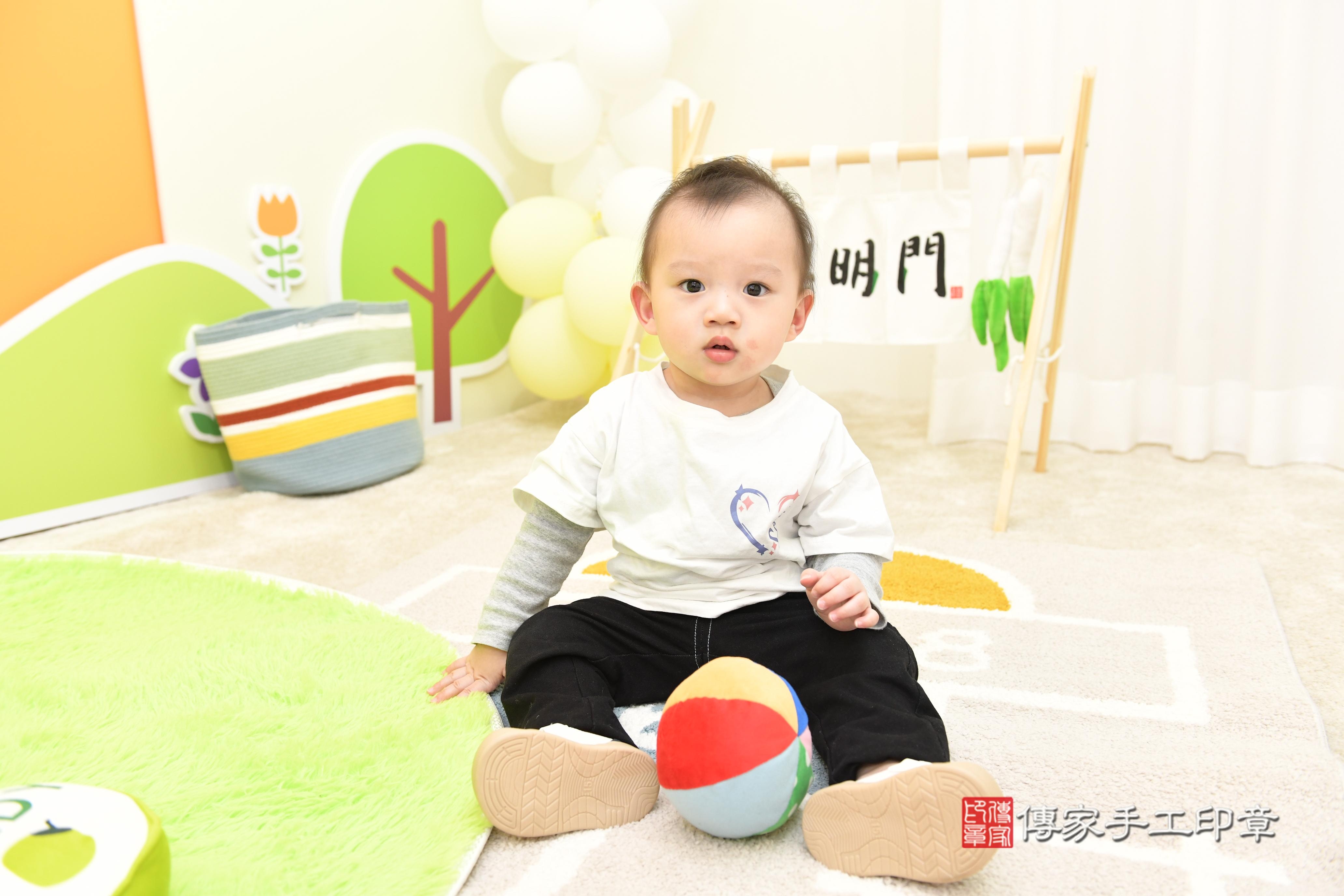 傳家手工印章台南店、抓周、度脺、美式風會場、傳家嬰兒古禮、吉祥話、抓周道具物品24種、拍照。抓周證書。寶寶抓周、滿周歲、生日快樂、祝福