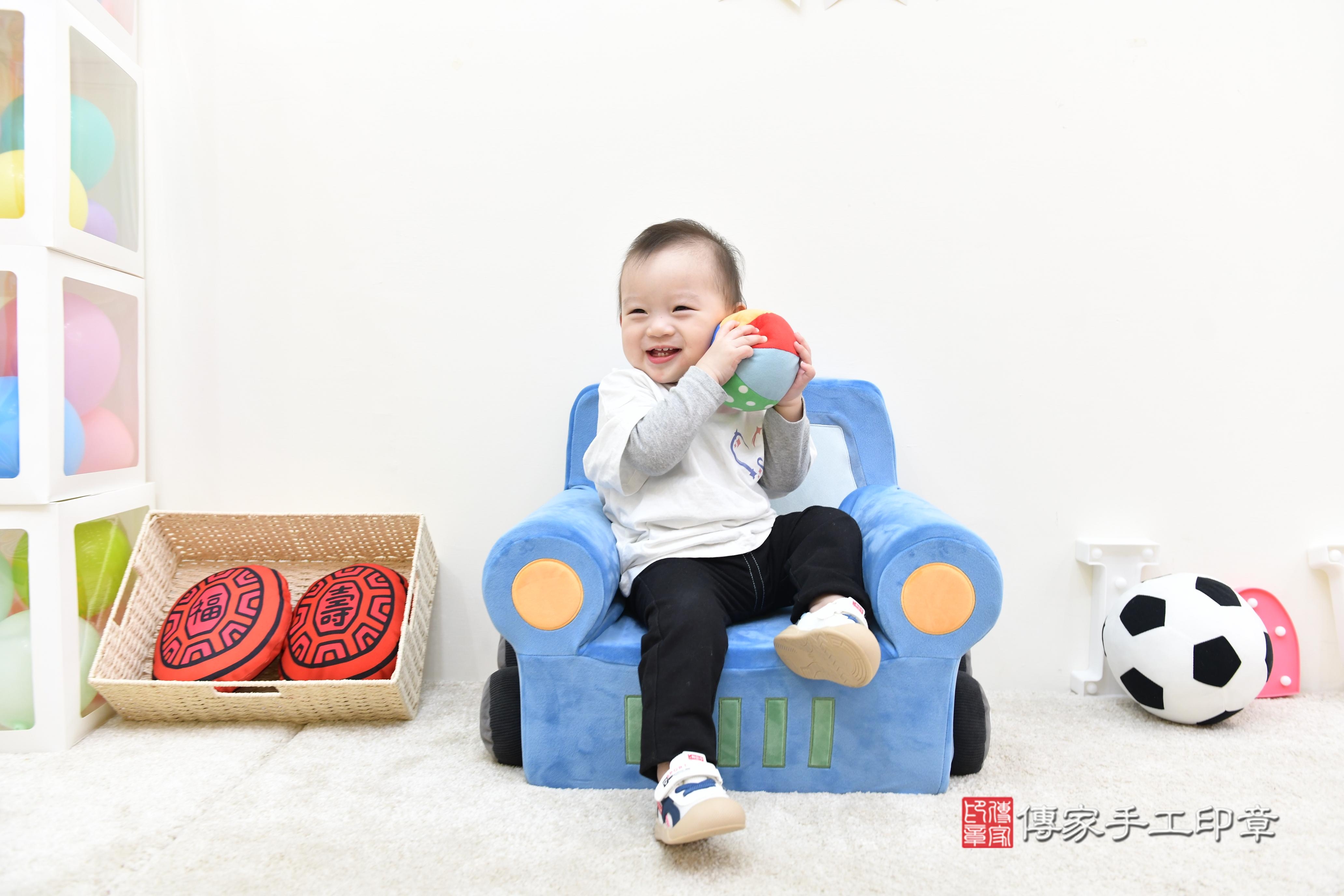 傳家手工印章台南店、抓周、度脺、美式風會場、傳家嬰兒古禮、吉祥話、抓周道具物品24種、拍照。抓周證書。寶寶抓周、滿周歲、生日快樂、祝福