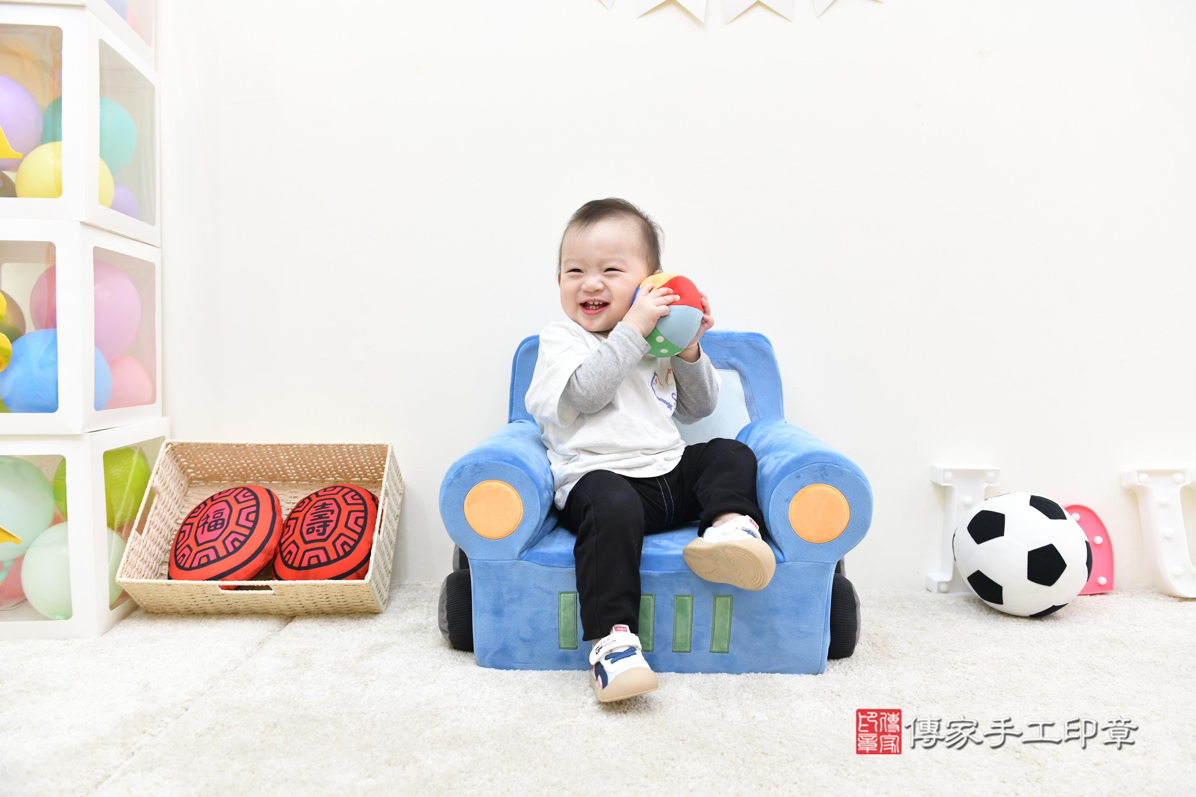 傳家手工印章台南店、抓周、度脺、美式風會場、傳家嬰兒古禮、吉祥話、抓周道具物品24種、拍照。抓周證書。寶寶抓周、滿周歲、生日快樂、祝福