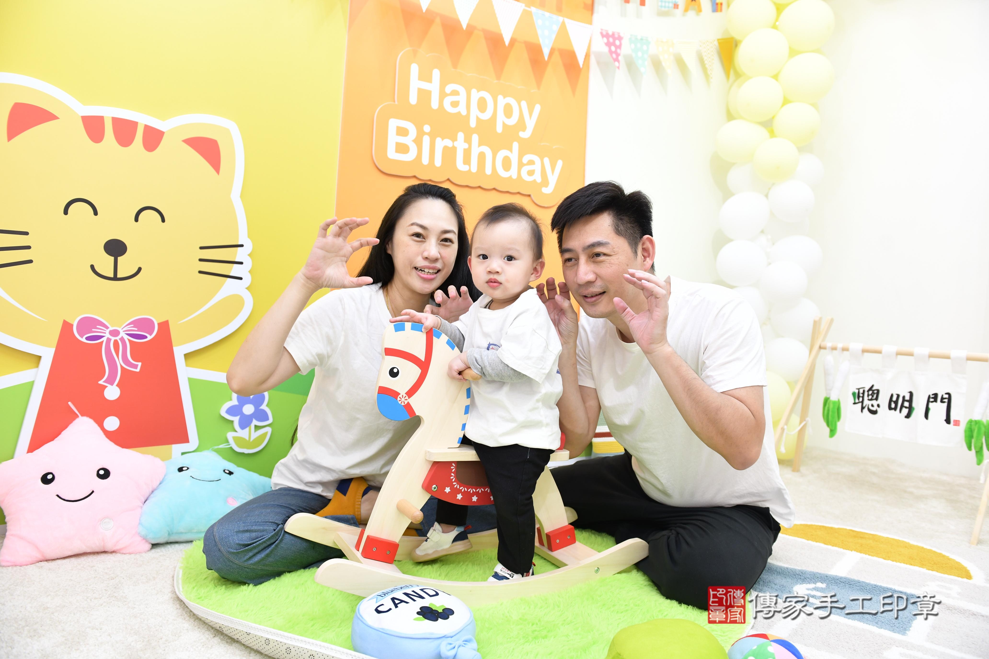 傳家手工印章台南店、抓周、度脺、美式風會場、傳家嬰兒古禮、吉祥話、抓周道具物品24種、拍照。抓周證書。寶寶抓周、滿周歲、生日快樂、祝福