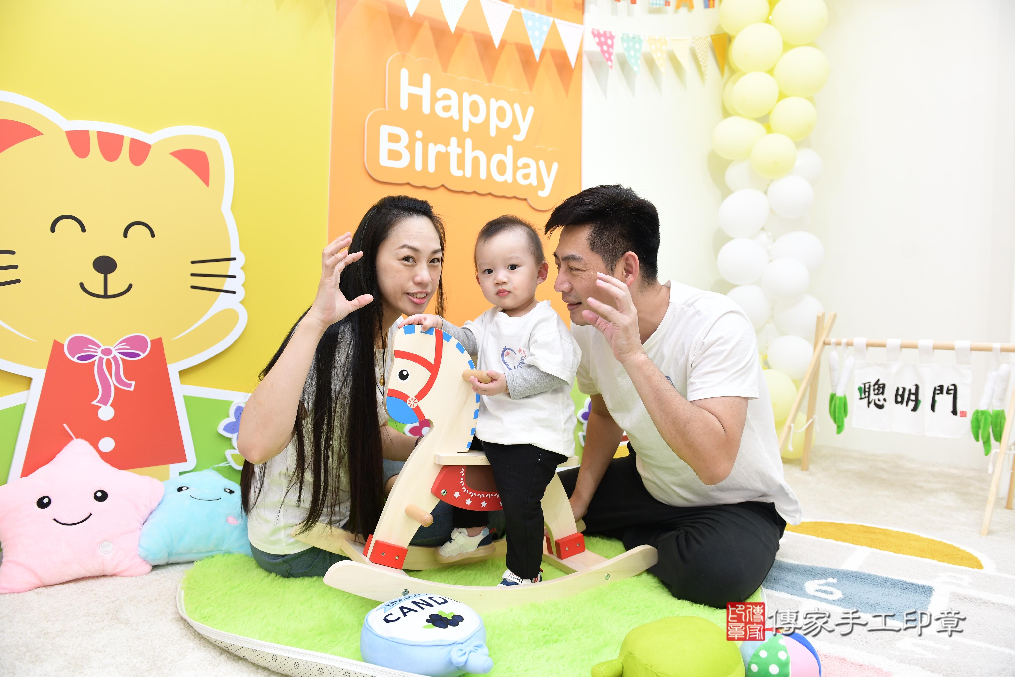 傳家手工印章台南店、抓周、度脺、美式風會場、傳家嬰兒古禮、吉祥話、抓周道具物品24種、拍照。抓周證書。寶寶抓周、滿周歲、生日快樂、祝福