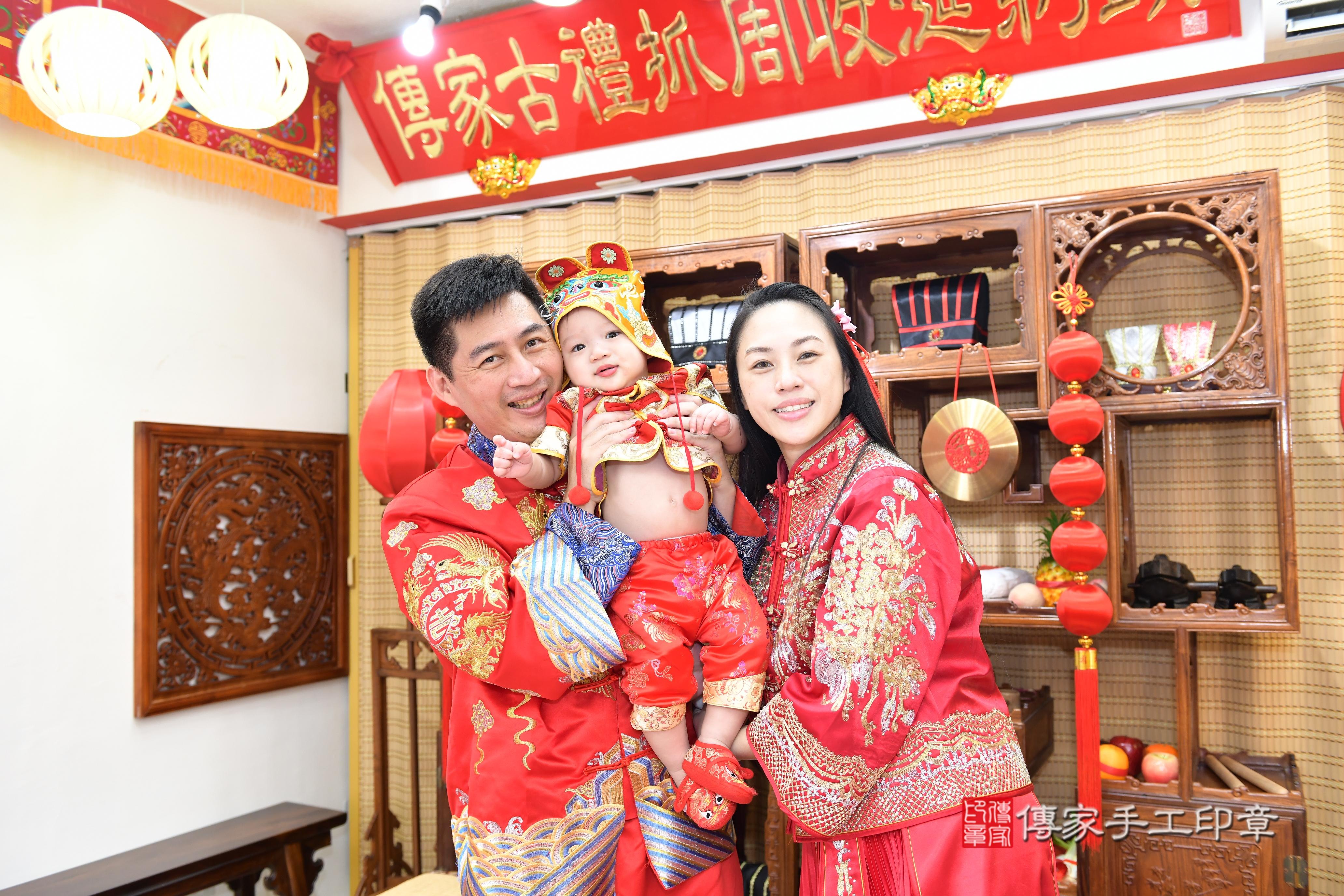 傳家手工印章台南店、抓周、度脺、美式風會場、傳家嬰兒古禮、吉祥話、抓周道具物品24種、拍照。抓周證書。寶寶抓周、滿周歲、生日快樂、祝福