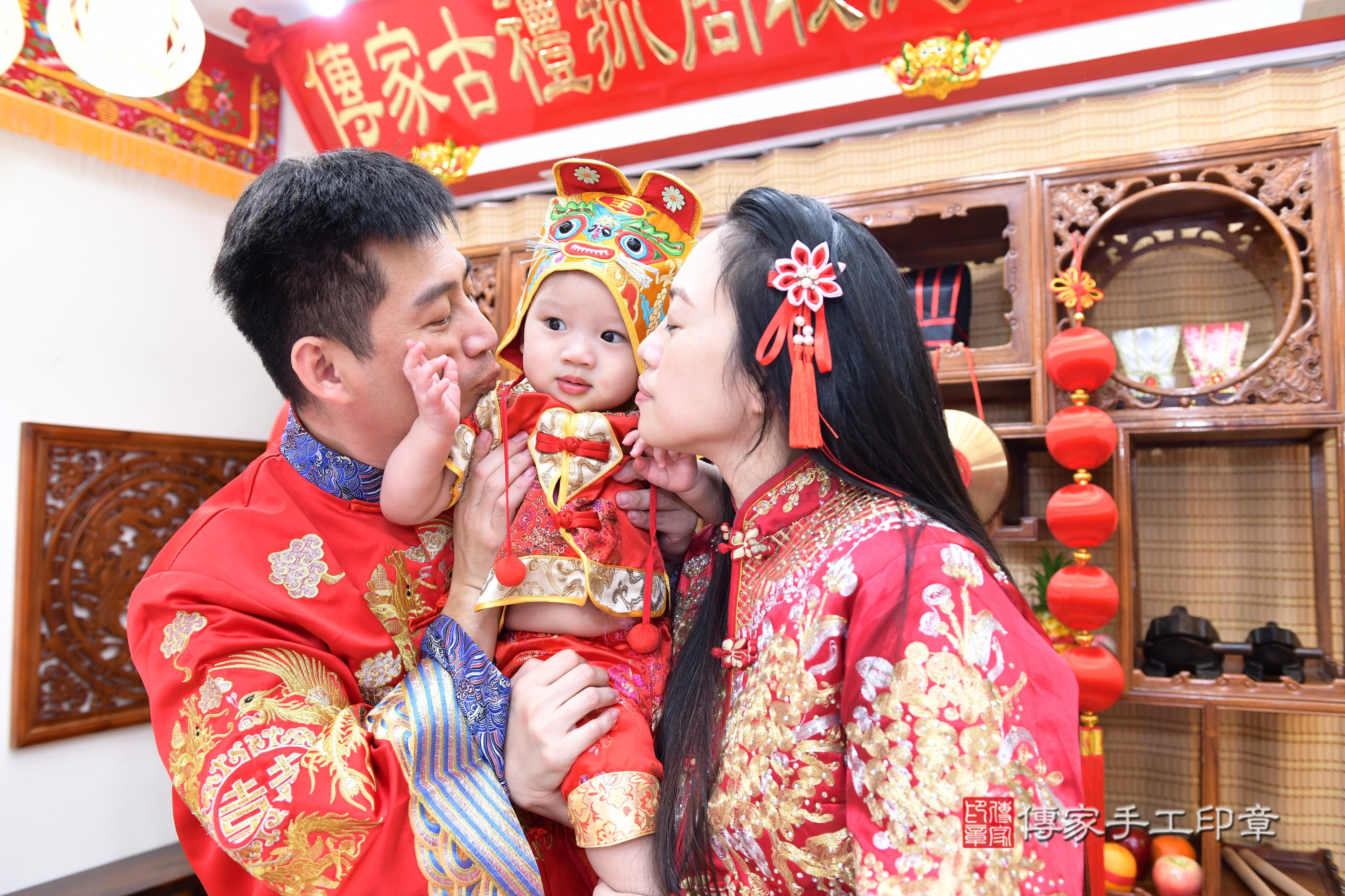 傳家手工印章台南店、抓周、度脺、美式風會場、傳家嬰兒古禮、吉祥話、抓周道具物品24種、拍照。抓周證書。寶寶抓周、滿周歲、生日快樂、祝福