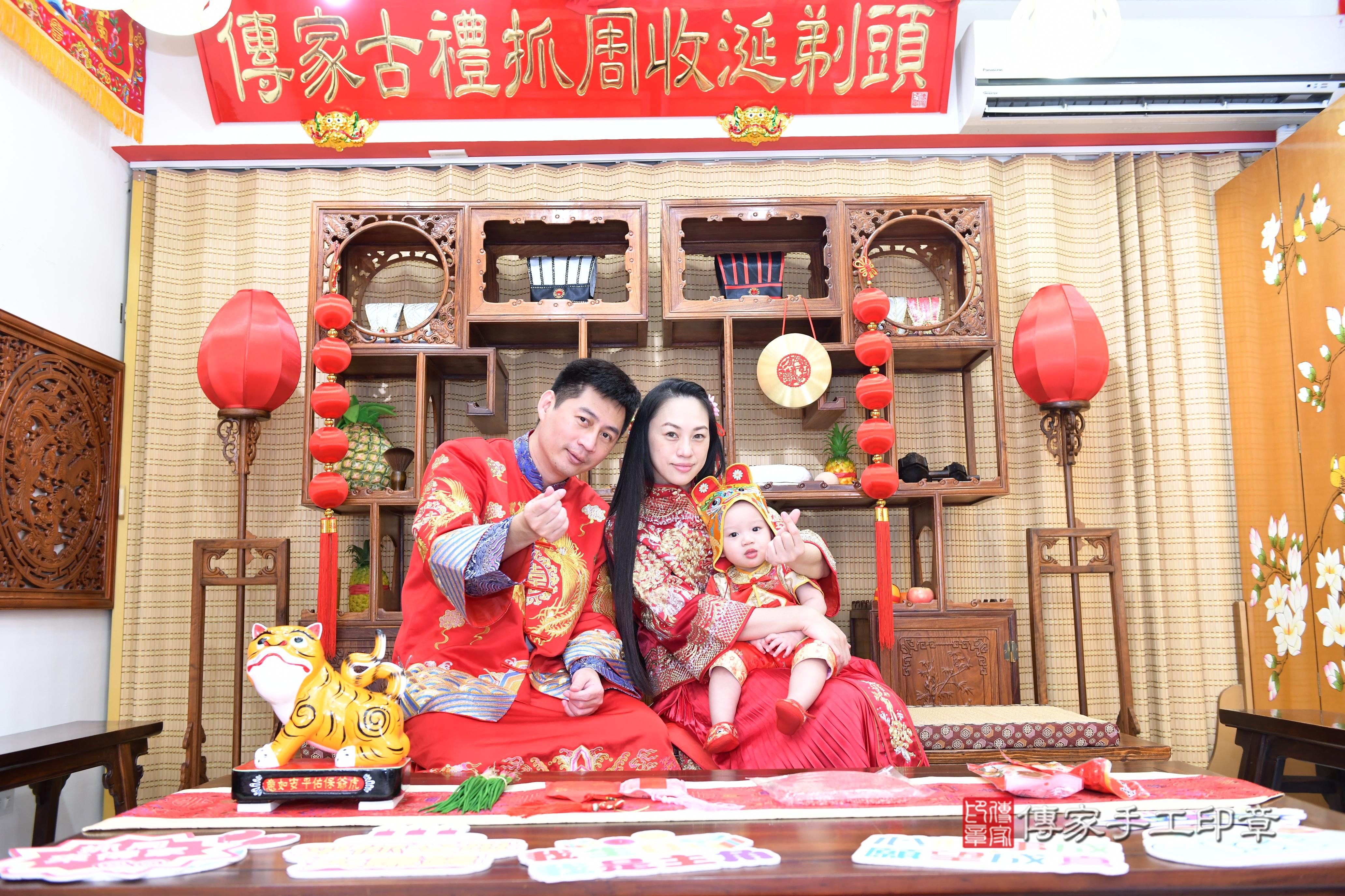 傳家手工印章台南店、抓周、度脺、美式風會場、傳家嬰兒古禮、吉祥話、抓周道具物品24種、拍照。抓周證書。寶寶抓周、滿周歲、生日快樂、祝福