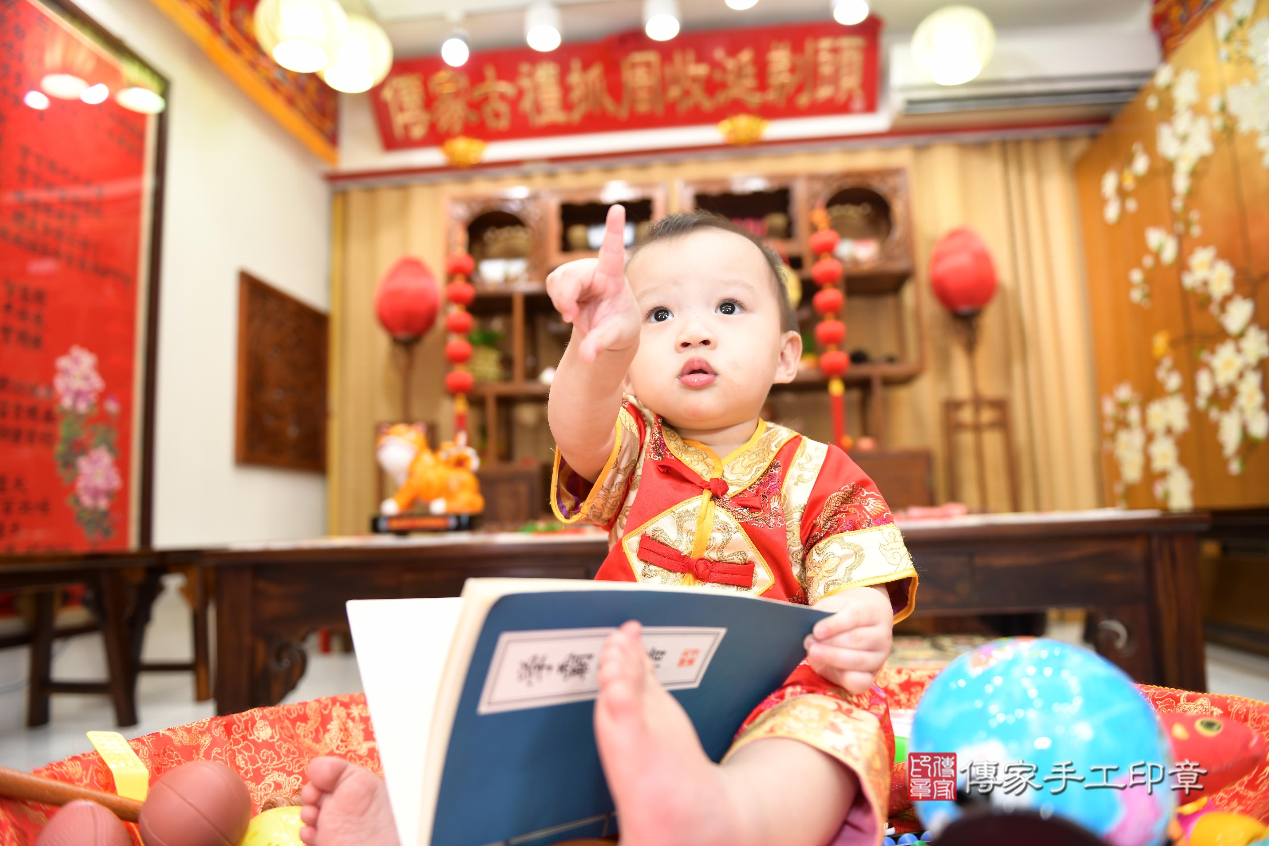 傳家手工印章台南店、抓周、度脺、美式風會場、傳家嬰兒古禮、吉祥話、抓周道具物品24種、拍照。抓周證書。寶寶抓周、滿周歲、生日快樂、祝福