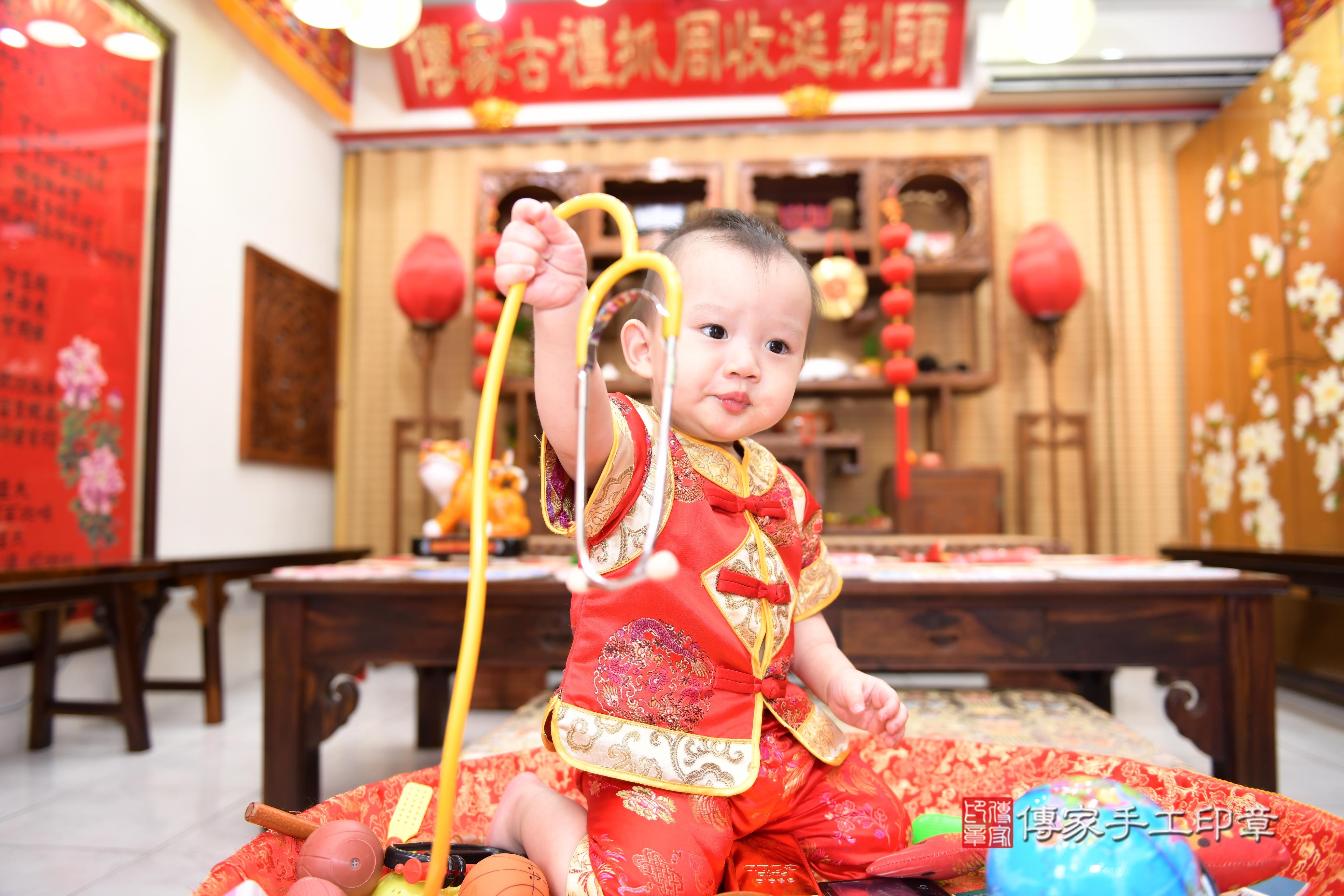 傳家手工印章台南店、抓周、度脺、美式風會場、傳家嬰兒古禮、吉祥話、抓周道具物品24種、拍照。抓周證書。寶寶抓周、滿周歲、生日快樂、祝福