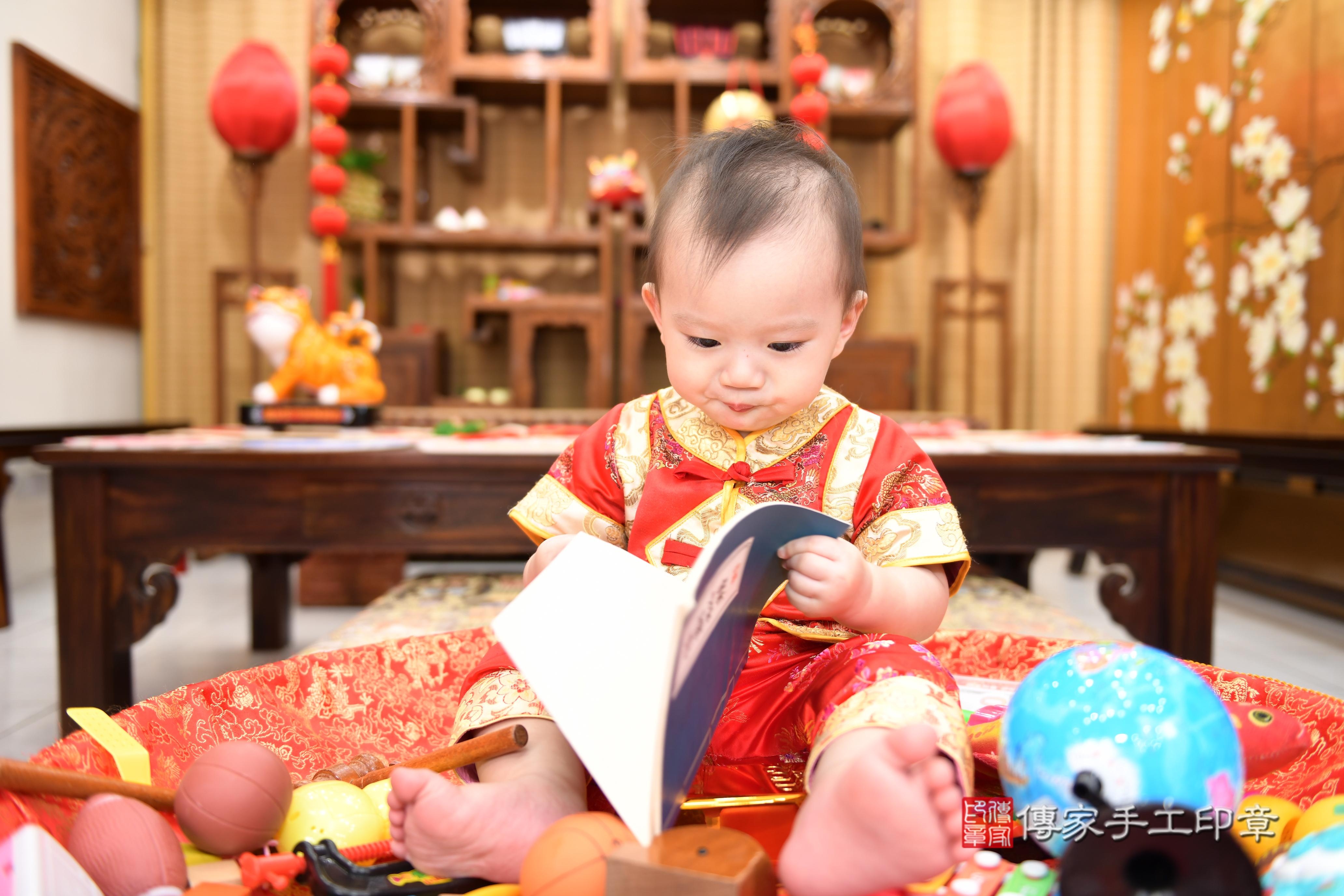 傳家手工印章台南店、抓周、度脺、美式風會場、傳家嬰兒古禮、吉祥話、抓周道具物品24種、拍照。抓周證書。寶寶抓周、滿周歲、生日快樂、祝福
