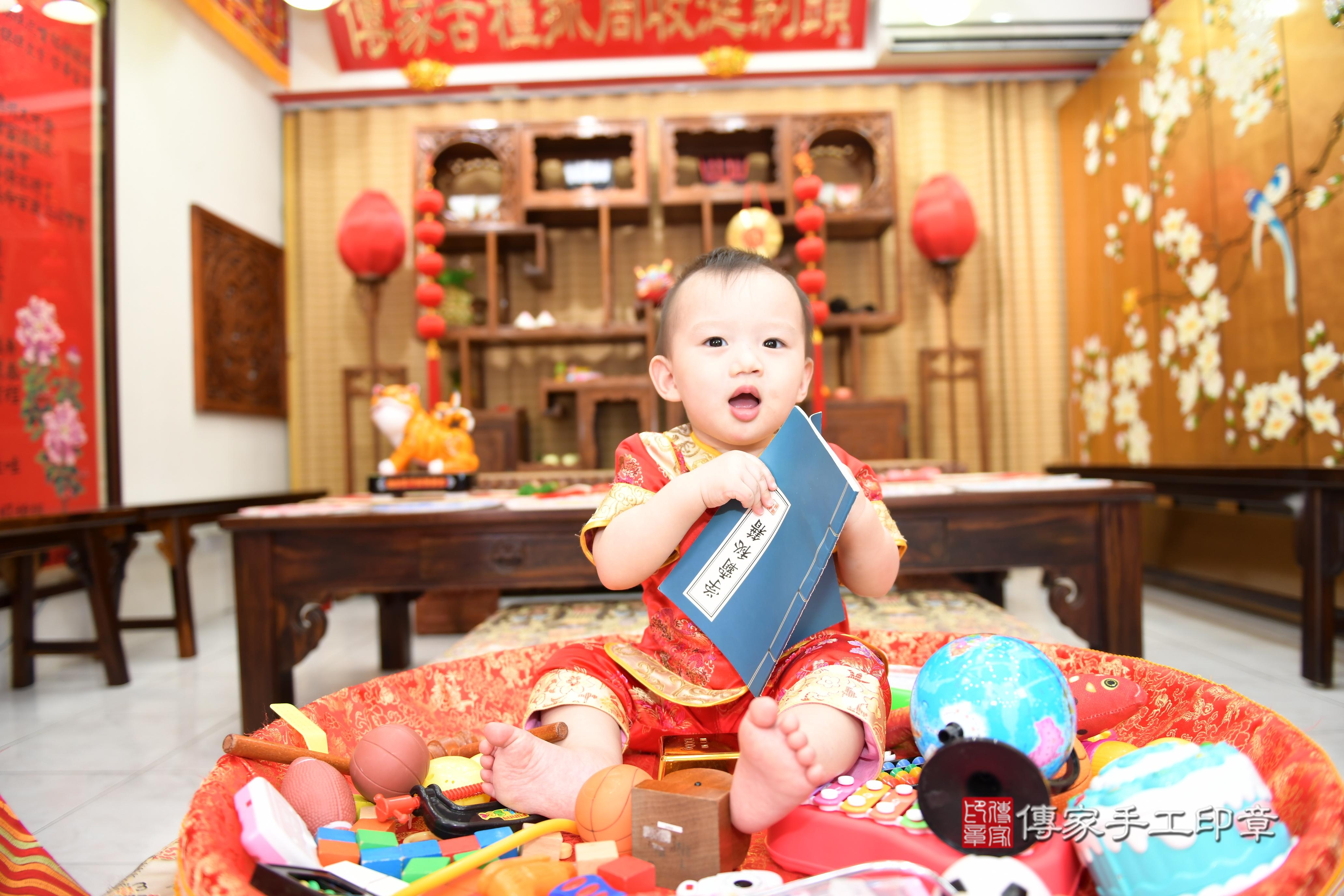 傳家手工印章台南店、抓周、度脺、美式風會場、傳家嬰兒古禮、吉祥話、抓周道具物品24種、拍照。抓周證書。寶寶抓周、滿周歲、生日快樂、祝福