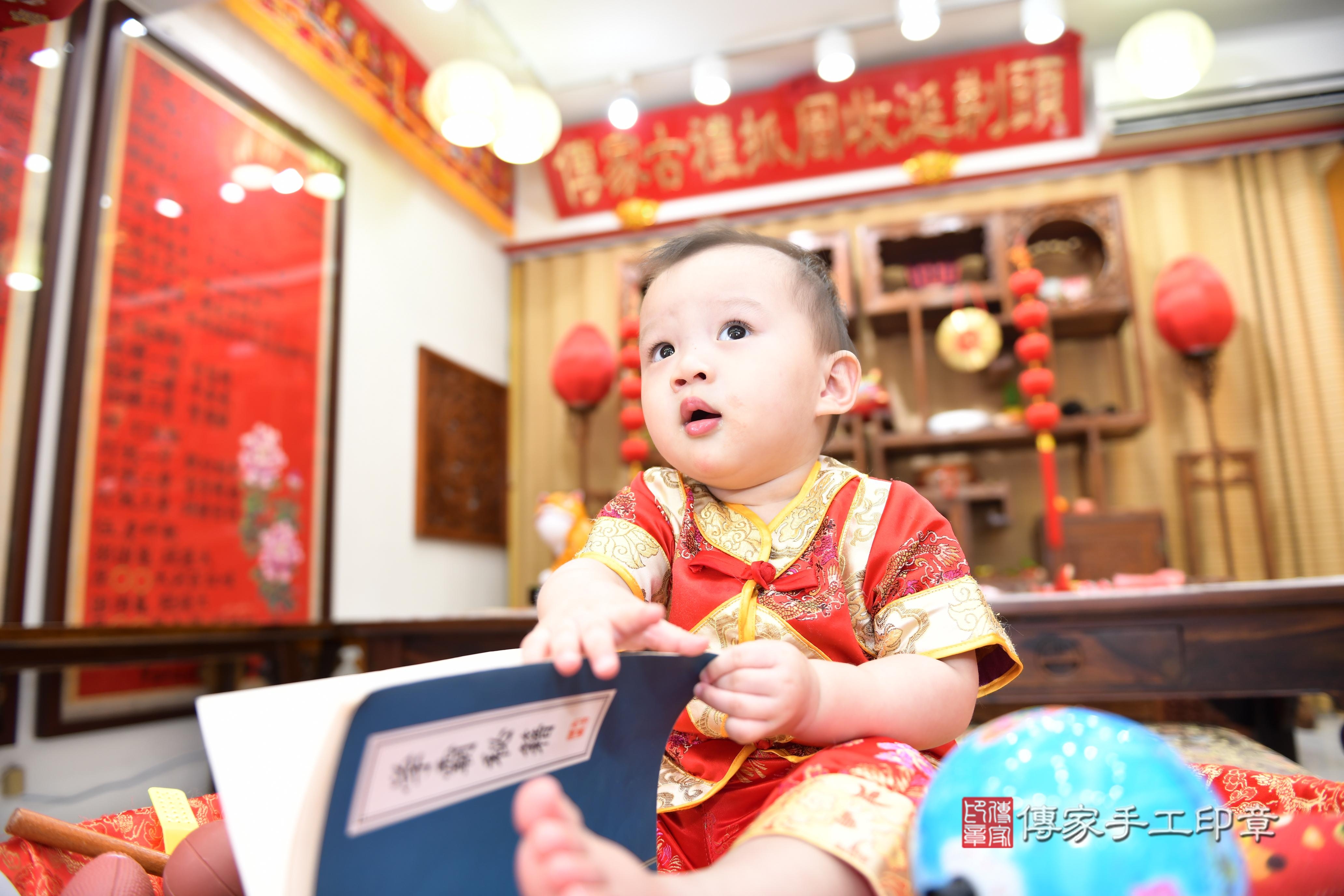 傳家手工印章台南店、抓周、度脺、美式風會場、傳家嬰兒古禮、吉祥話、抓周道具物品24種、拍照。抓周證書。寶寶抓周、滿周歲、生日快樂、祝福