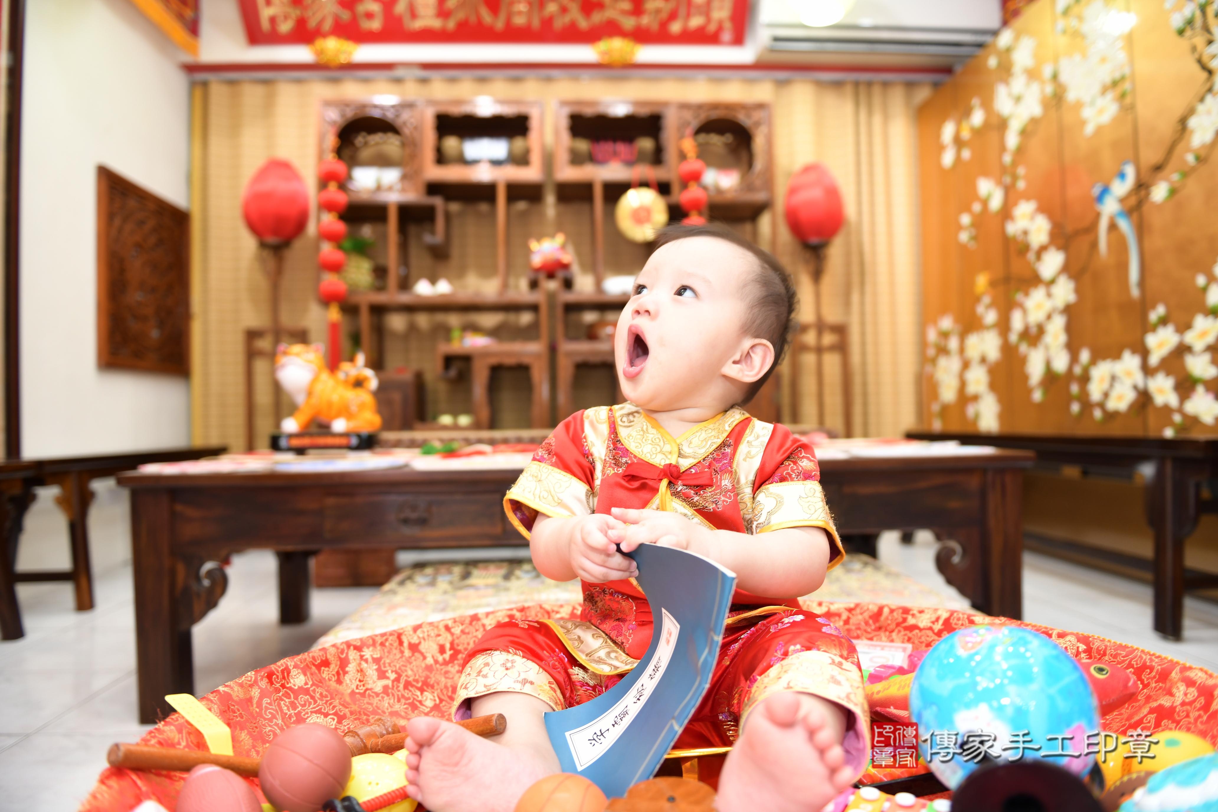 傳家手工印章台南店、抓周、度脺、美式風會場、傳家嬰兒古禮、吉祥話、抓周道具物品24種、拍照。抓周證書。寶寶抓周、滿周歲、生日快樂、祝福