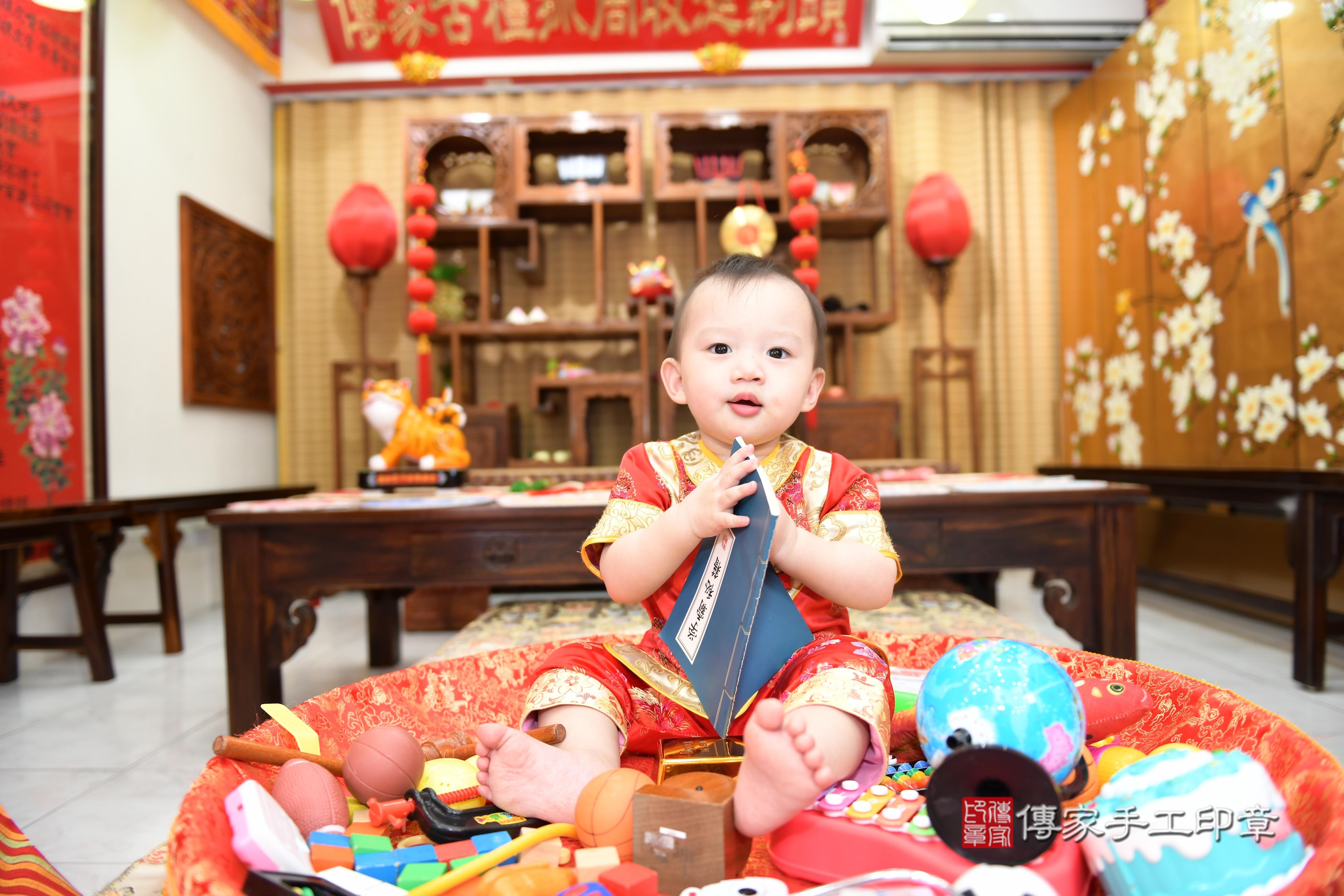 傳家手工印章台南店、抓周、度脺、美式風會場、傳家嬰兒古禮、吉祥話、抓周道具物品24種、拍照。抓周證書。寶寶抓周、滿周歲、生日快樂、祝福