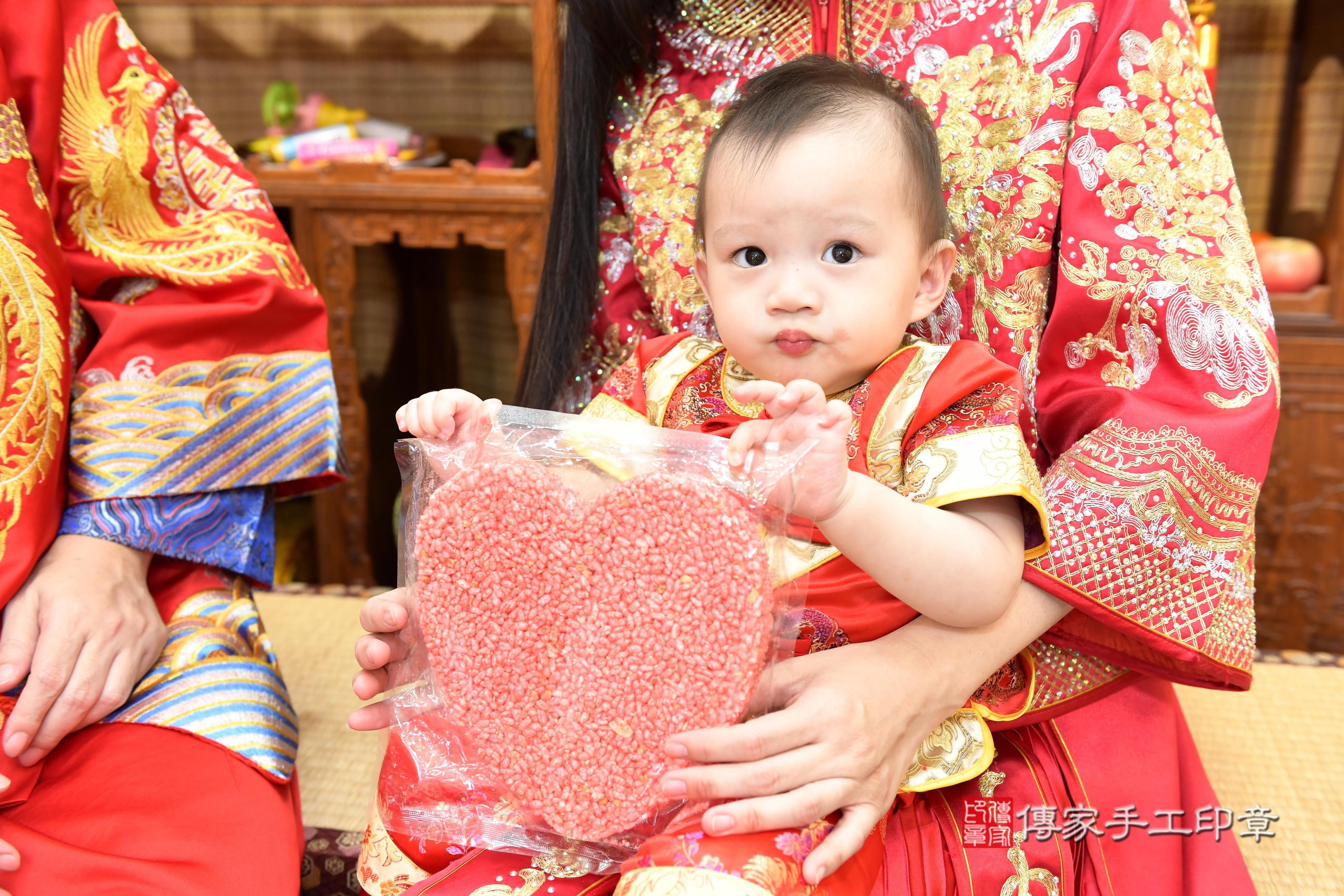 傳家手工印章台南店、抓周、度脺、美式風會場、傳家嬰兒古禮、吉祥話、抓周道具物品24種、拍照。抓周證書。寶寶抓周、滿周歲、生日快樂、祝福
