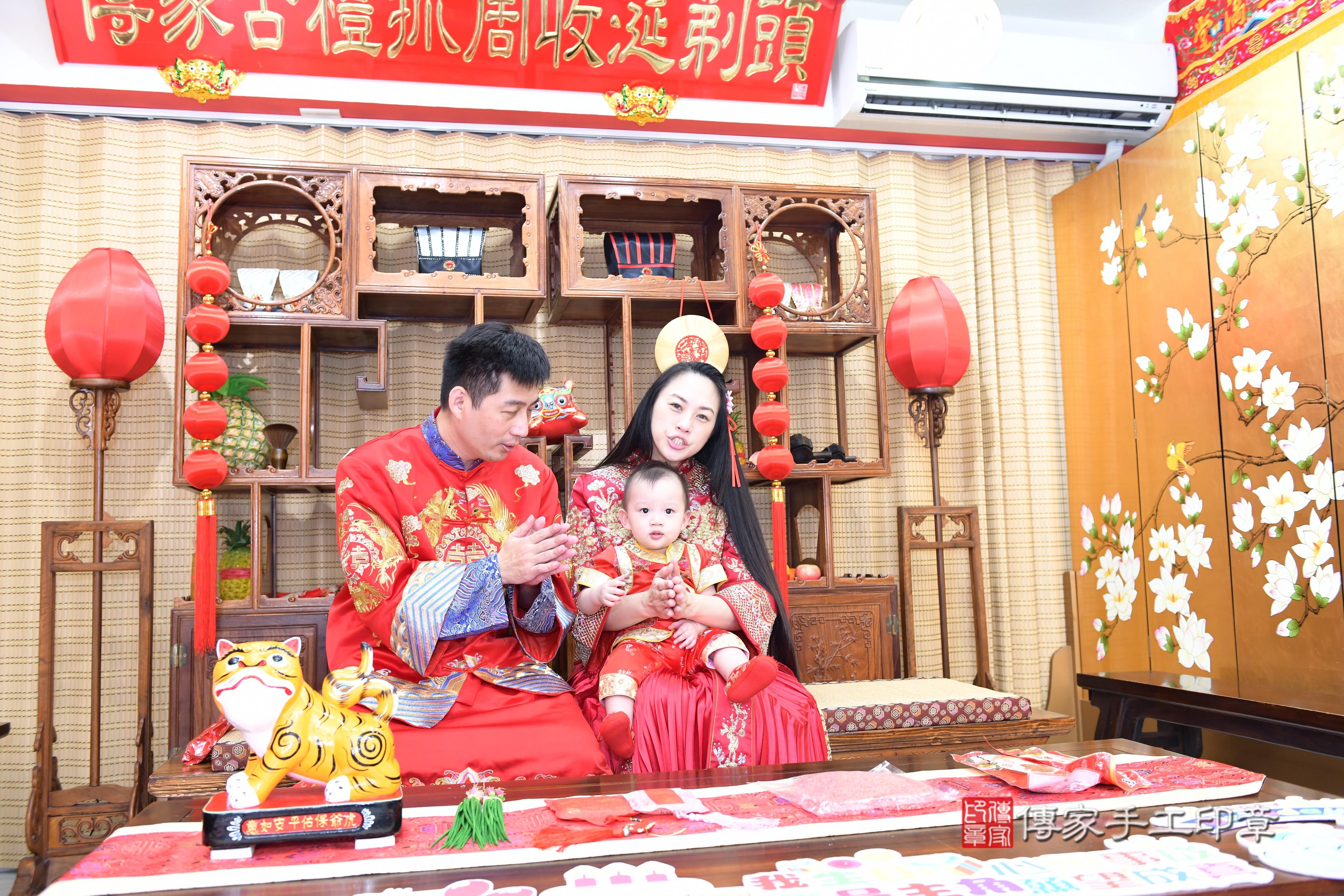 傳家手工印章台南店、抓周、度脺、美式風會場、傳家嬰兒古禮、吉祥話、抓周道具物品24種、拍照。抓周證書。寶寶抓周、滿周歲、生日快樂、祝福