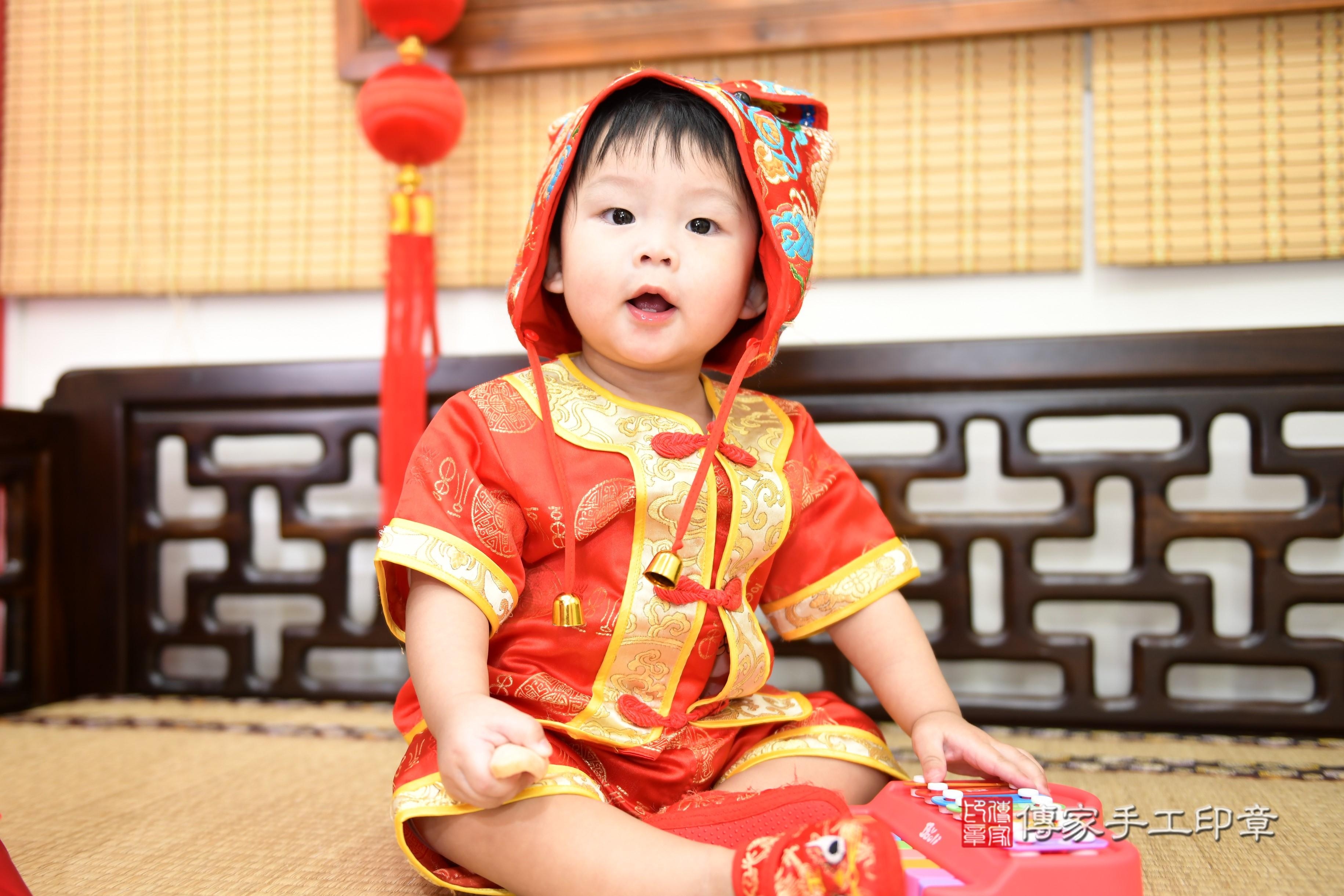 傳家手工印章台南店、抓周、度脺、美式風會場、傳家嬰兒古禮、吉祥話、抓周道具物品24種、拍照。抓周證書。寶寶抓周、滿周歲、生日快樂、祝福