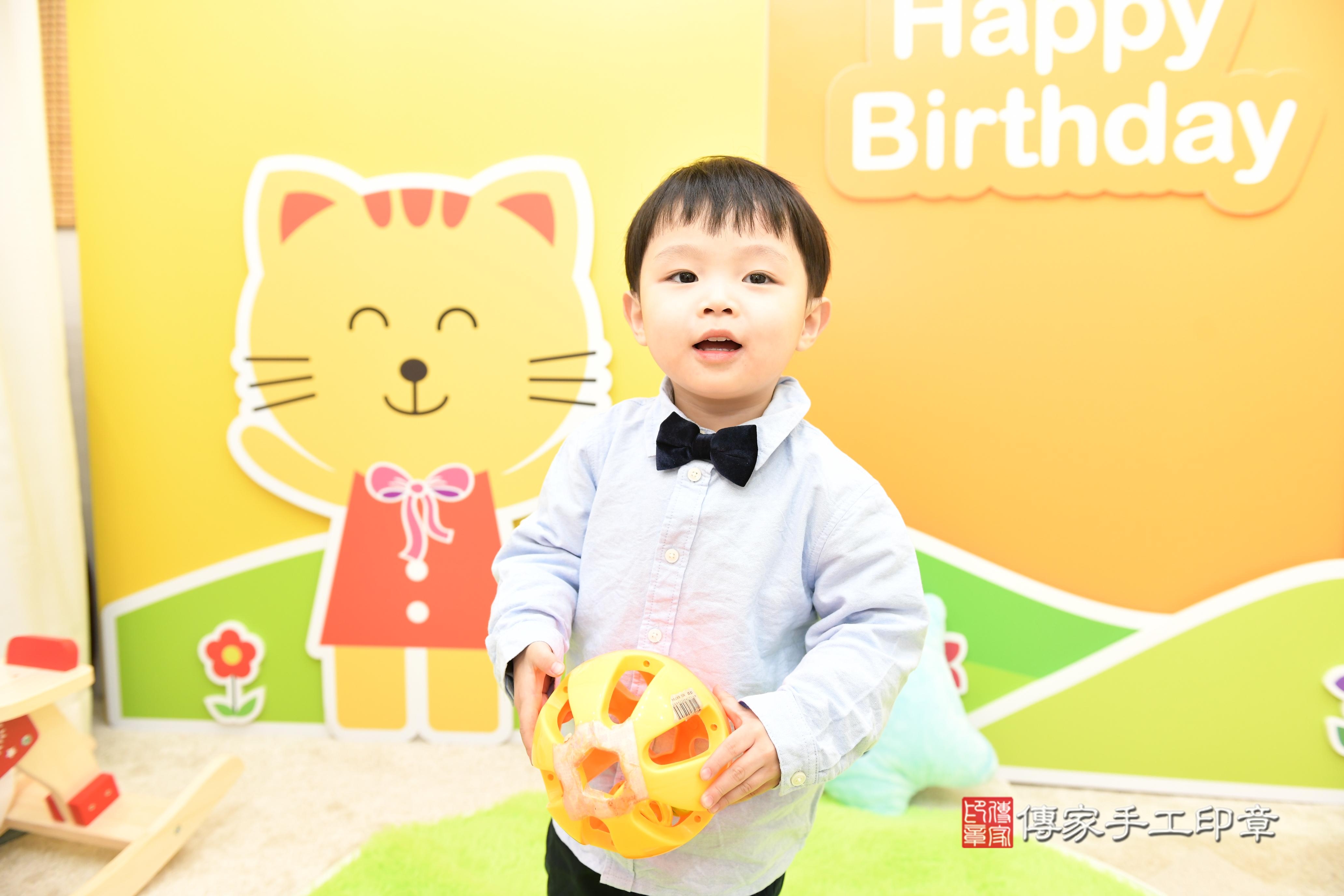 傳家手工印章台南店、抓周、度脺、美式風會場、傳家嬰兒古禮、吉祥話、抓周道具物品24種、拍照。抓周證書。寶寶抓周、滿周歲、生日快樂、祝福