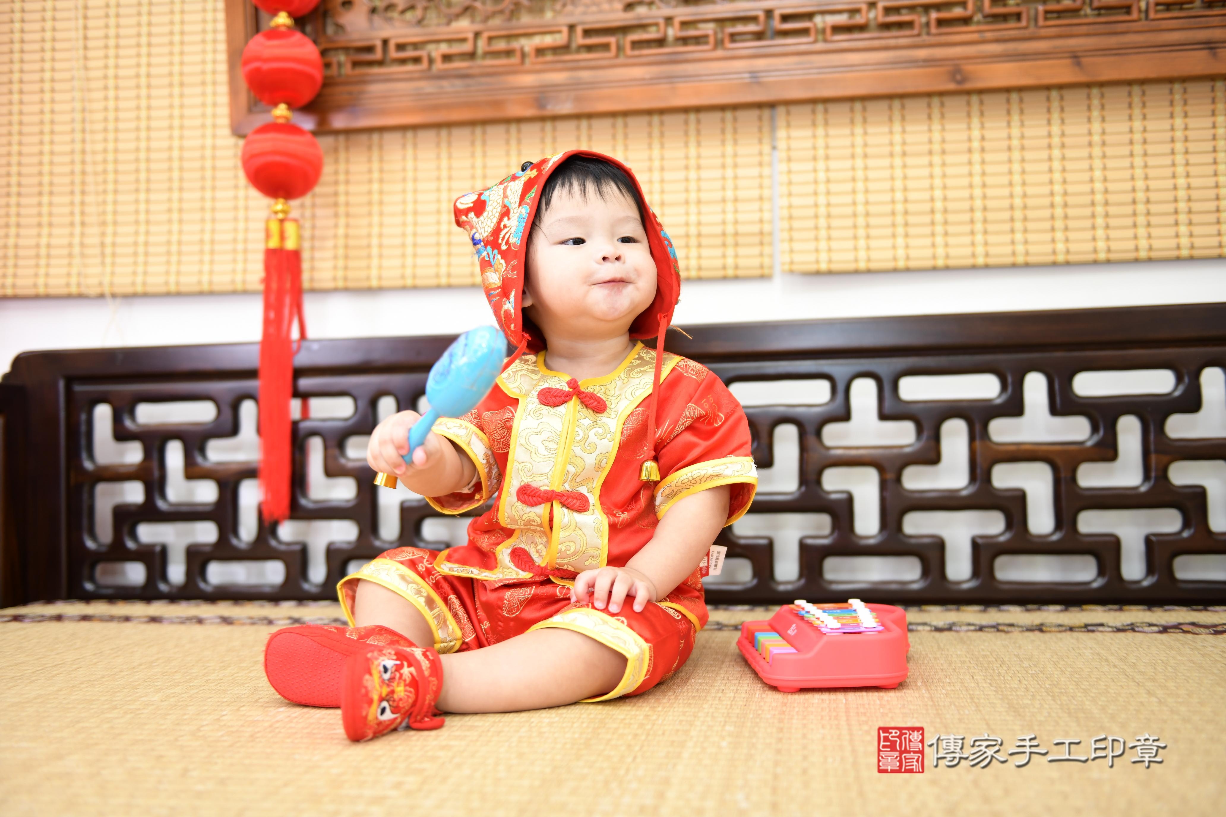 傳家手工印章台南店、抓周、度脺、美式風會場、傳家嬰兒古禮、吉祥話、抓周道具物品24種、拍照。抓周證書。寶寶抓周、滿周歲、生日快樂、祝福